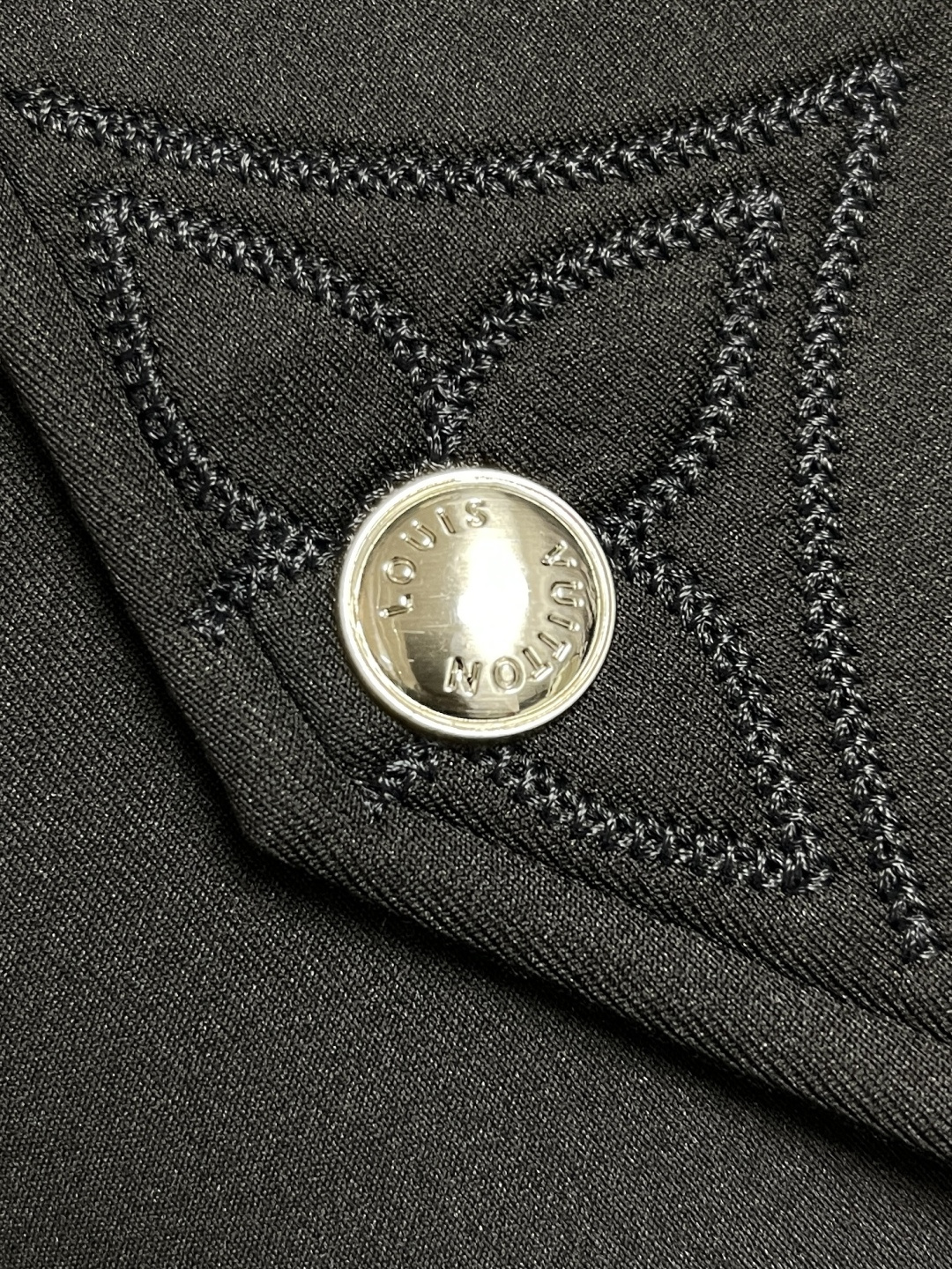 🛒🛒LV 2025ss秋季新款拼接连帽外套，定制五金，面料进口提花空气层棉，质感光泽垂感更强，品相高级，