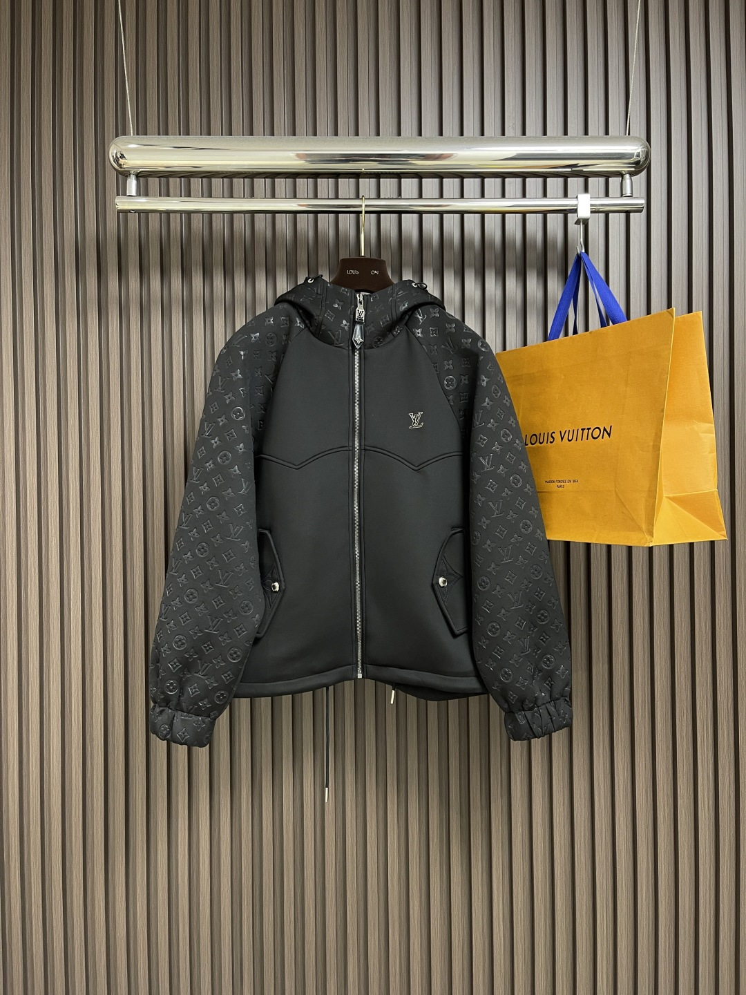 🛒🛒LV 2025ss秋季新款拼接连帽外套，定制五金，面料进口提花空气层棉，质感光泽垂感更强，品相高级，