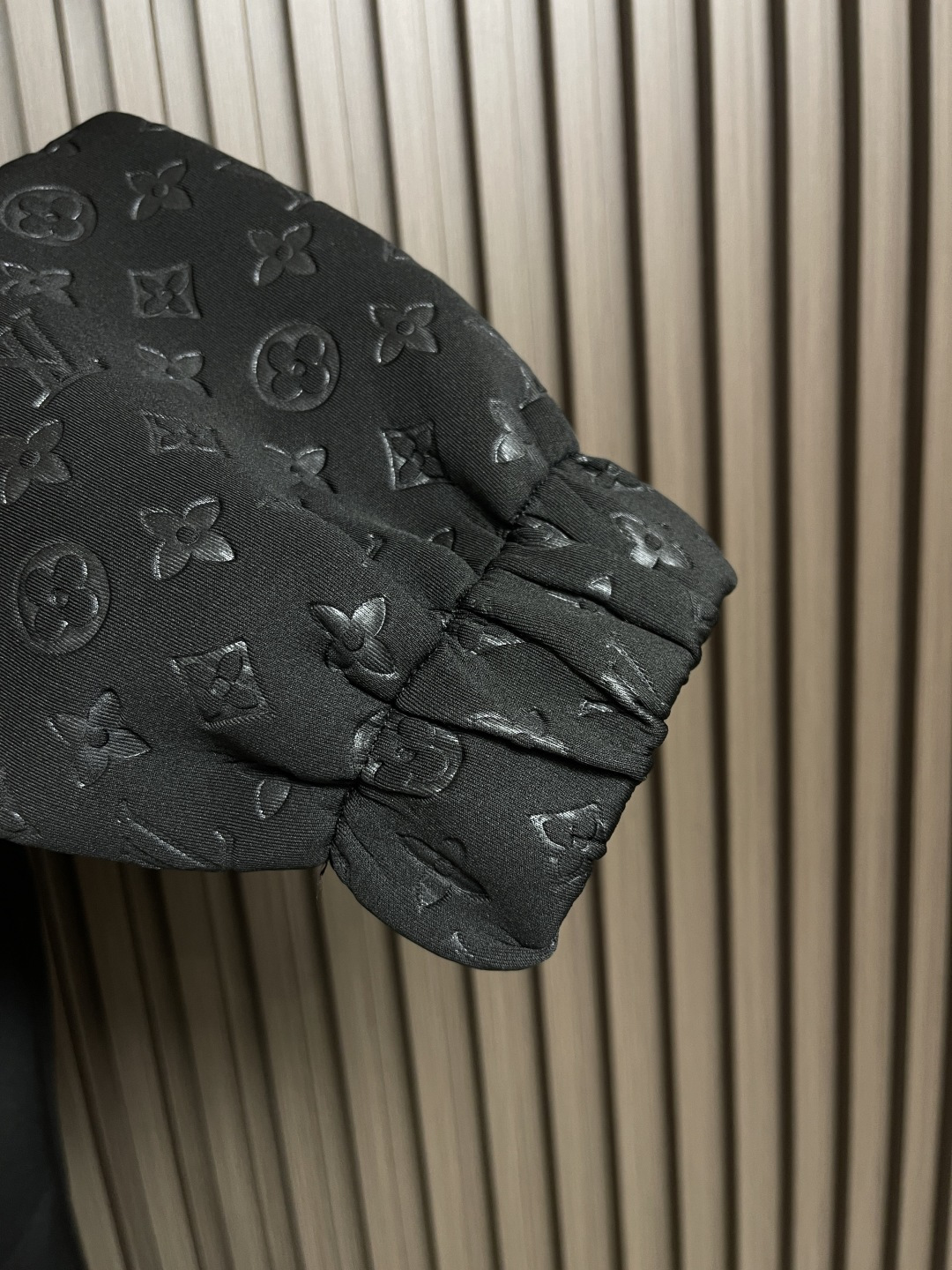 🛒🛒LV 2025ss秋季新款拼接连帽外套，定制五金，面料进口提花空气层棉，质感光泽垂感更强，品相高级，