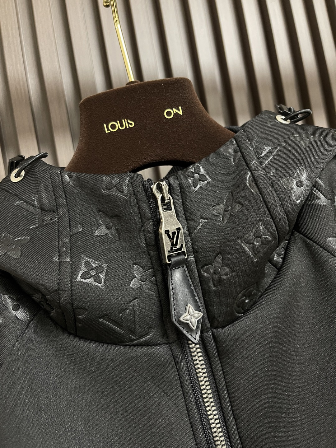 🛒🛒LV 2025ss秋季新款拼接连帽外套，定制五金，面料进口提花空气层棉，质感光泽垂感更强，品相高级，