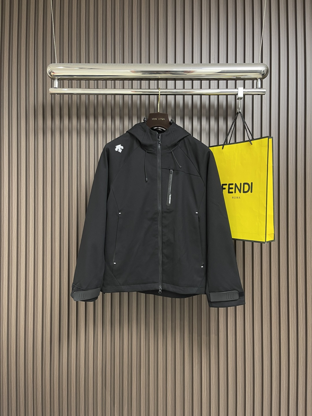 NO:516678,Descente 2025ss autumn and winter new men's hooded jacket jacket, customized fabric, breathable and comfortable, impeccable details, brand elements design concept, reflecting high quality. The feel is delicate and soft, presenting casual cut, and the upper body style is excellent. Size M-3XL,, jackets & coats, jackets & coats, hats, alexander wang19860909Descente迪桑特 2025ss秋冬新款男士连帽夹克外套,定制面料 透气舒适度高,细节无可挑剔,品牌元素设计理念,体现高品质.手感细腻柔软 呈现休闲裁剪,上身版型超赞.尺码M-3XL,,jackets & coats,jackets & coats,hats,alexander wang,Men's clothing