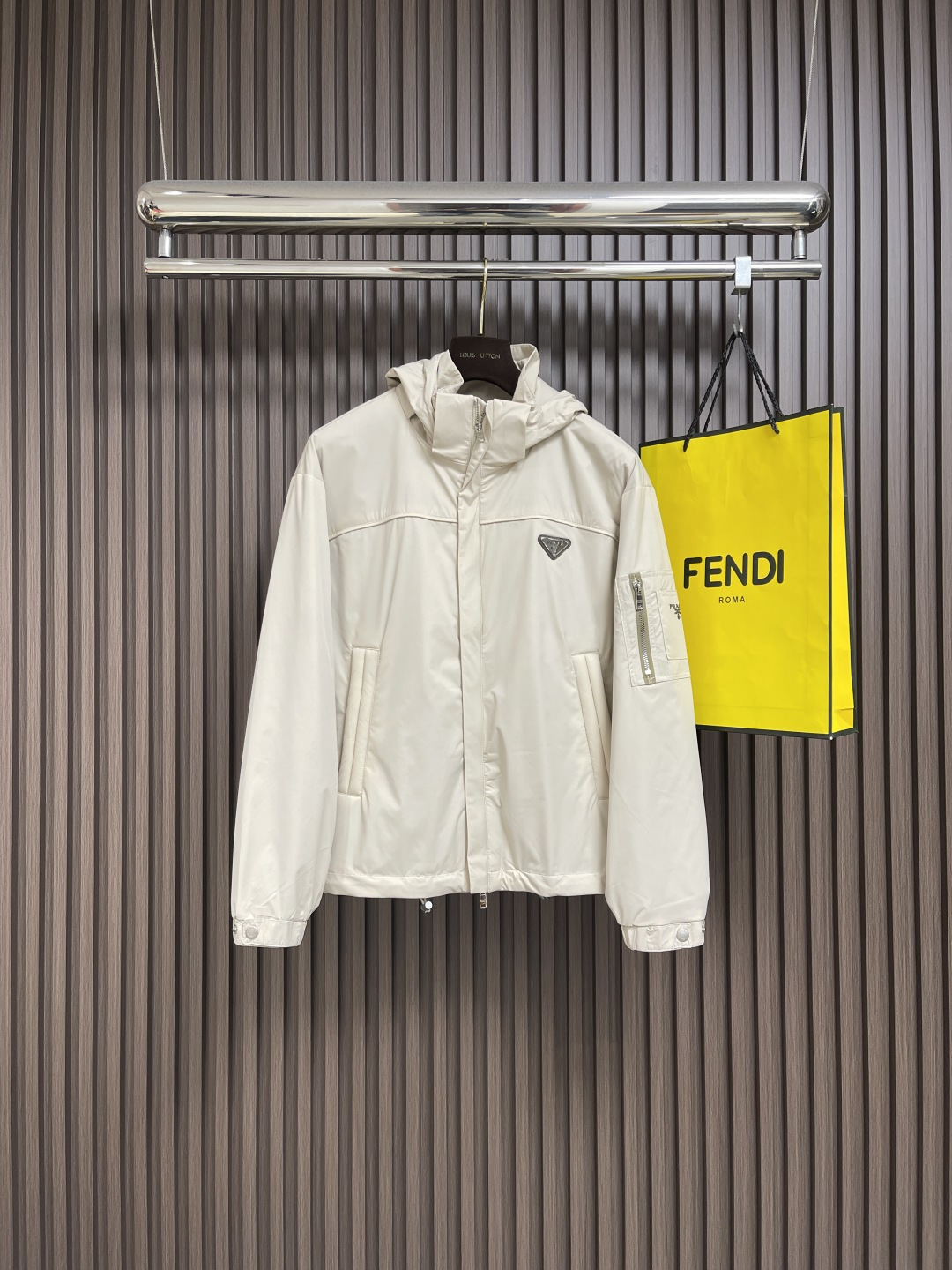 NO:516693,Prada 2025SS Autumn New Hooded Jacket Jacket, with the iconic enamel triangle badge logo on the chest, which is a soul-style embellishment. The jacket is an excellent equipment in the transition season. It is an extremely versatile jacket during the dressing season. It is suitable for both street style and outdoor sports and leisure. Size 48-56,,prada, jackets & coats, jackets & coats,hats,alexander wang19860909Prada 2025SS秋季新款连帽夹克外套,胸前搭配标志性珐琅三角徽章标识,属于灵魂式点缀,夹克属于过渡季优秀的装备,在穿搭季属于极为百搭的一款外套,出街造型、户外运动休闲皆宜.尺码48-56,,prada,jackets & coats,jackets & coats,hats,alexander wang,Men's clothing