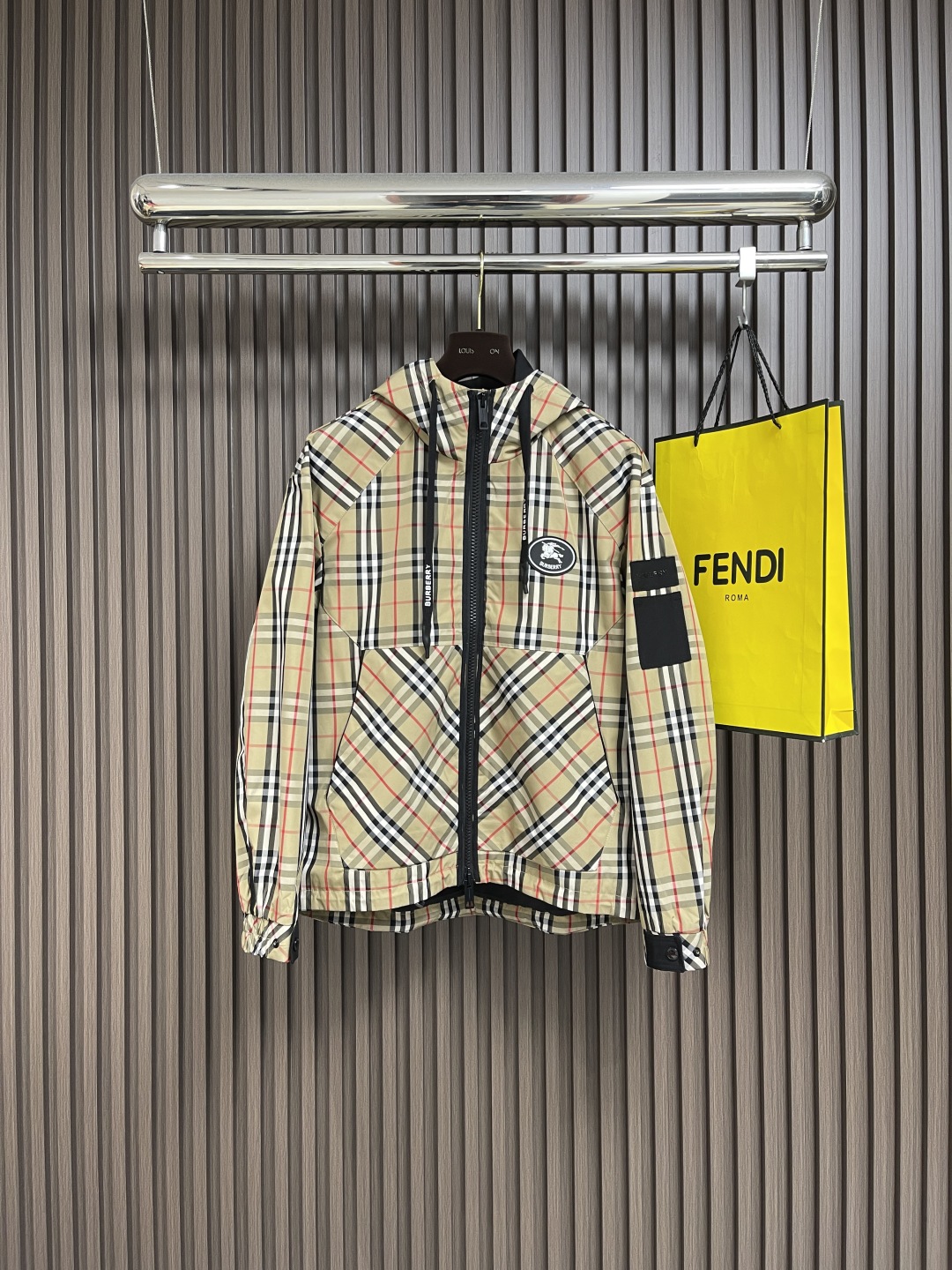 جاكيت Burberry الرجالي بغطاء للرأس بنقشة كاروهات مع شعار الماركة