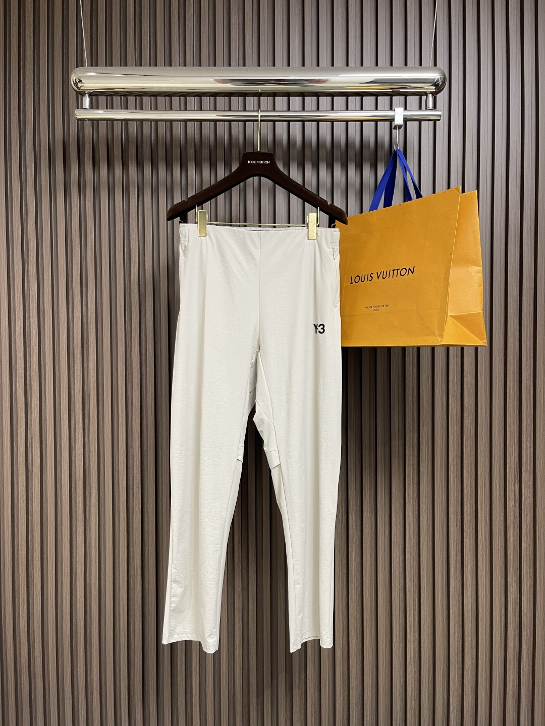 NO:514139,Y3 SS new high street casual pants, sports casual pants are exquisitely created!  The fabrics are not easy to deform and fade!  The three-dimensional tailoring is loose and stylish!  Custom fabric layered tailoring pants are full and plump!  A fashionable, versatile and rich design hoodies!  Customized fabrics are natural and soft in color, design concept is fully opened, and the craftsmanship quality is top-quality versatile version is very comfortable, breathable and elastic. Size M-3XL, alexander wang19860909Y3 SS新品高街休闲裤,运动休闲裤精细打造！水洗工艺面料不易变形褪色！立体剪裁宽松版型挺阔有型！定制面料层次剪裁裤型饱满丰盈！时尚百搭富有设计的一款卫裤！定制面料色泽自然柔和设计理念完全打开、工艺品质顶级百搭版型极好舒适透气有弹性.尺码M-3XL,,alexander wang,Men's clothing