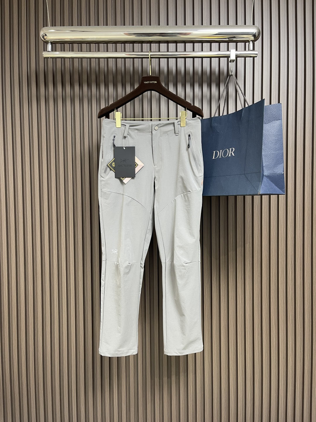 NO:514146,ARCTERYX Archaeopteryx Ss Spring and Summer New casual sports style casual pants, the first thing that comes to mind for outdoor brands is to give people a feeling of trying out the label!  In addition to being quite accomplished in style design, the most obvious or most expert should be to have deeper and unique insights and attainments in fabrics. Through continuous structural research and problem-solving, and characterized by unique research on fabrics, these alone are enough to support it to become the first new logo brand image in the clothing manufacturing industry. This model uses pure cotton material!  The fabric after fine blending is smooth and soft, and it has both natural beauty and comfort. The large body style is cut cleanly and cleanly, and the fabric shows a different hazy structural beauty. It is made of exclusive mold customization. The fabric and its technology test the workers, can be smooth and smooth without wrinkles, and a simple logo pattern embroidery design!  It really tests the handmade work of every master!  Make the overall clean and neat, without leaving a trace of thread. Nowadays, men who pursue life are more refined in life. Size M-3XL, arc'teryx, alexander wang19860909ARCTERYX 始祖鸟ss春夏新款休闲运动风格休闲裤,户外品牌可能大家第一想到的就是、给人一种标签试的感觉！除了在款式设计上颇有造诣之外,最明显或者说最为拿手的,应该就是在面料上的拥有更深独特见解跟造诣了.通过不断地结构研究和问题处理,在以面料独特研究为特征,仅凭这些就已经足以支撑其成为服装制造行业中,首屈可数的新标志品牌形象.此款采用的纯棉材质！通过精工混纺之后的面料,手感细滑柔软,同时兼具自然美感跟舒适度.大身上版型裁剪简洁干净,面料上显现出了不一样朦胧的结构性美感来.独家开模定制而成,面料及其考验工人的技术,能做到平整服帖又不起皱,简单logo图案刺绣设计！真的是很考验每位师傅的手工制作！使得整体干净利索,不留一丝线头.现在对于生活有所追求的男性也在生活中更为精致.尺码M-3XL,arc'teryx,alexander wang,Men's clothing