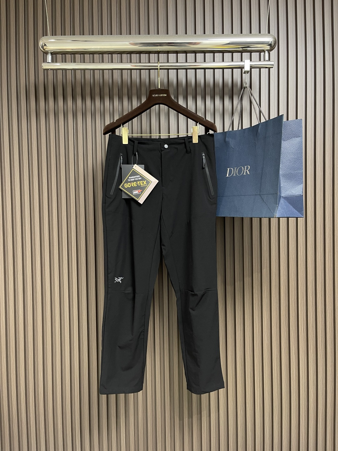 NO:513353,ARCTERYX 2025ss Spring and Summer New casual sports style casual pants, the first thing that comes to mind for outdoor brands is to give people a feeling of trying out the label!  In addition to being quite accomplished in style design, the most obvious or most expert should be to have deeper and unique insights and attainments in fabrics. Through continuous structural research and problem-solving, and characterized by unique research on fabrics, these alone are enough to support it to become the first new logo brand image in the clothing manufacturing industry. This model uses pure cotton material!  The fabric after fine blending is smooth and soft, and it has both natural beauty and comfort. The large body style is cut cleanly and cleanly, and the fabric shows a different hazy structural beauty. It is made of exclusive mold customization. The fabric and its technology test the workers, can be smooth and smooth without wrinkles, and a simple logo pattern embroidery design!  It really tests the handmade work of every master!  Make the overall clean and neat, without leaving a trace of thread. Nowadays, men who pursue life are more refined in life. Size M-3XL, arc'teryx, alexander wang19860909ARCTERYX 始祖鸟2025ss春夏新款休闲运动风格休闲裤,户外品牌可能大家第一想到的就是、给人一种标签试的感觉！除了在款式设计上颇有造诣之外,最明显或者说最为拿手的,应该就是在面料上的拥有更深独特见解跟造诣了.通过不断地结构研究和问题处理,在以面料独特研究为特征,仅凭这些就已经足以支撑其成为服装制造行业中,首屈可数的新标志品牌形象.此款采用的纯棉材质！通过精工混纺之后的面料,手感细滑柔软,同时兼具自然美感跟舒适度.大身上版型裁剪简洁干净,面料上显现出了不一样朦胧的结构性美感来.独家开模定制而成,面料及其考验工人的技术,能做到平整服帖又不起皱,简单logo图案刺绣设计！真的是很考验每位师傅的手工制作！使得整体干净利索,不留一丝线头.现在对于生活有所追求的男性也在生活中更为精致.尺码M-3XL,arc'teryx,alexander wang,Men's clothing