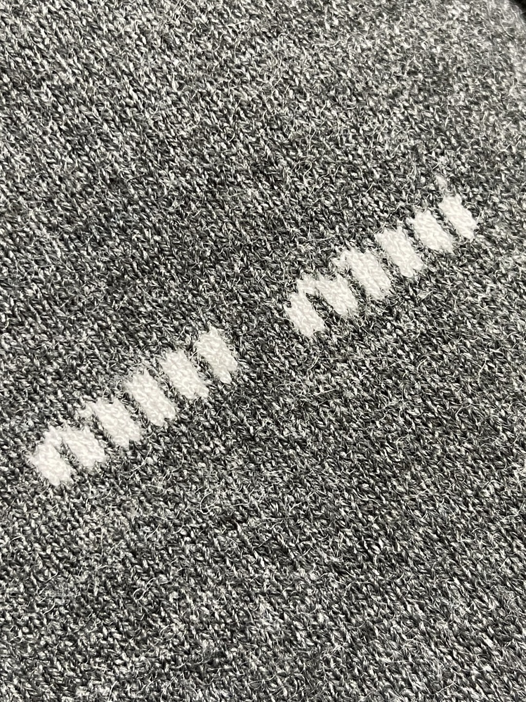 🛒🛒Miu Miu 2025Fw拼色领针织毛衣，面料精选亲肤天丝＋精选羊毛＋光泽真丝三重质感，大身使用2