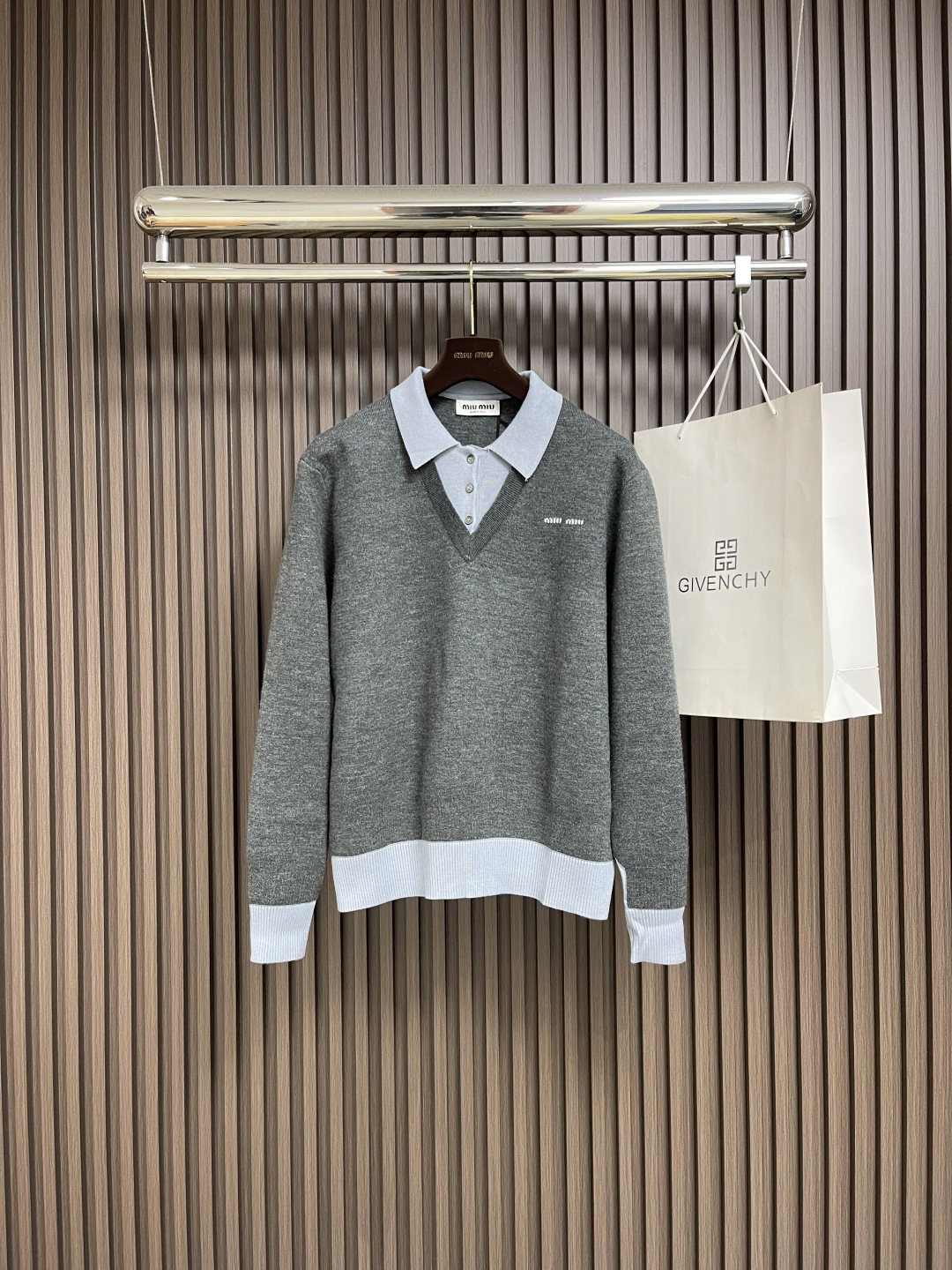 NO:514155,Miu Miu Fw color-blocked collar knit sweater, selected skin-friendly fabric Tennis + selected wool + glossy silk triple texture, the large body uses 28 double-strand wool material 12-needle machine, the hem cuffs of the collar hem are made of silk 16-needle Stol horizontal machine knitted to make silk part of the touch is silky and skin-friendly, which enhances the overall luxury and comfort while ensuring the edges are crisp and stylish, the letters on the chest are three-dimensional and stylish, and the gray color-blocked color-blocked use the 'seamless return weaving' process, the color-blocked seams are flat, the overall workmanship is delicate, the double-neck structure breaks the routine, it looks lazy and exquisite in the inside, the same style as men and women. Size 38-40-42,,miumiu, sweaters, real silk, alexander wang19860909Miu Miu Fw拼色领针织毛衣,面料精选亲肤天丝＋精选羊毛＋光泽真丝三重质感,大身使用28支双股羊毛材质12针机器,领子下摆袖口采用真丝16针斯托尔横机针织精密针织而成真丝部分触感丝滑亲肤提升了整体奢华感和舒适感同时保证了边缘挺括有型,胸前字母LOGO嵌花工艺立体有型,灰调拼色运用「无缝引返编织」工艺,拼色接缝平整,整体做工细致,双领结构打破常规,外显慵懒内藏精致,男女同款.尺码38-40-42,,miumiu,sweaters,real silk,alexander wang,Men's clothing