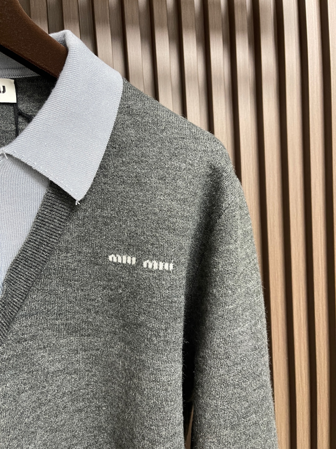 🛒🛒Miu Miu 2025Fw拼色领针织毛衣，面料精选亲肤天丝＋精选羊毛＋光泽真丝三重质感，大身使用2