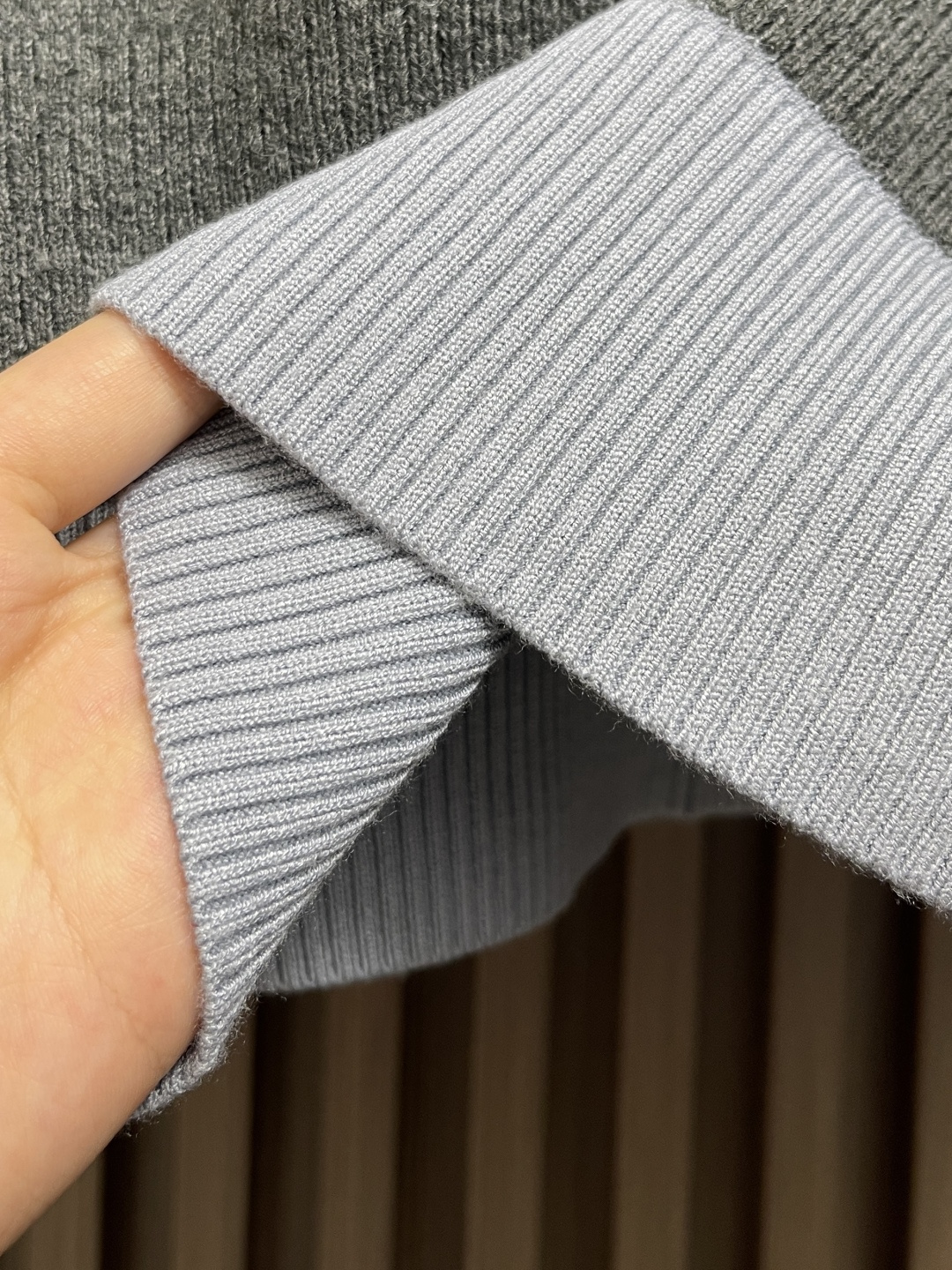 🛒🛒Miu Miu 2025Fw拼色领针织毛衣，面料精选亲肤天丝＋精选羊毛＋光泽真丝三重质感，大身使用2