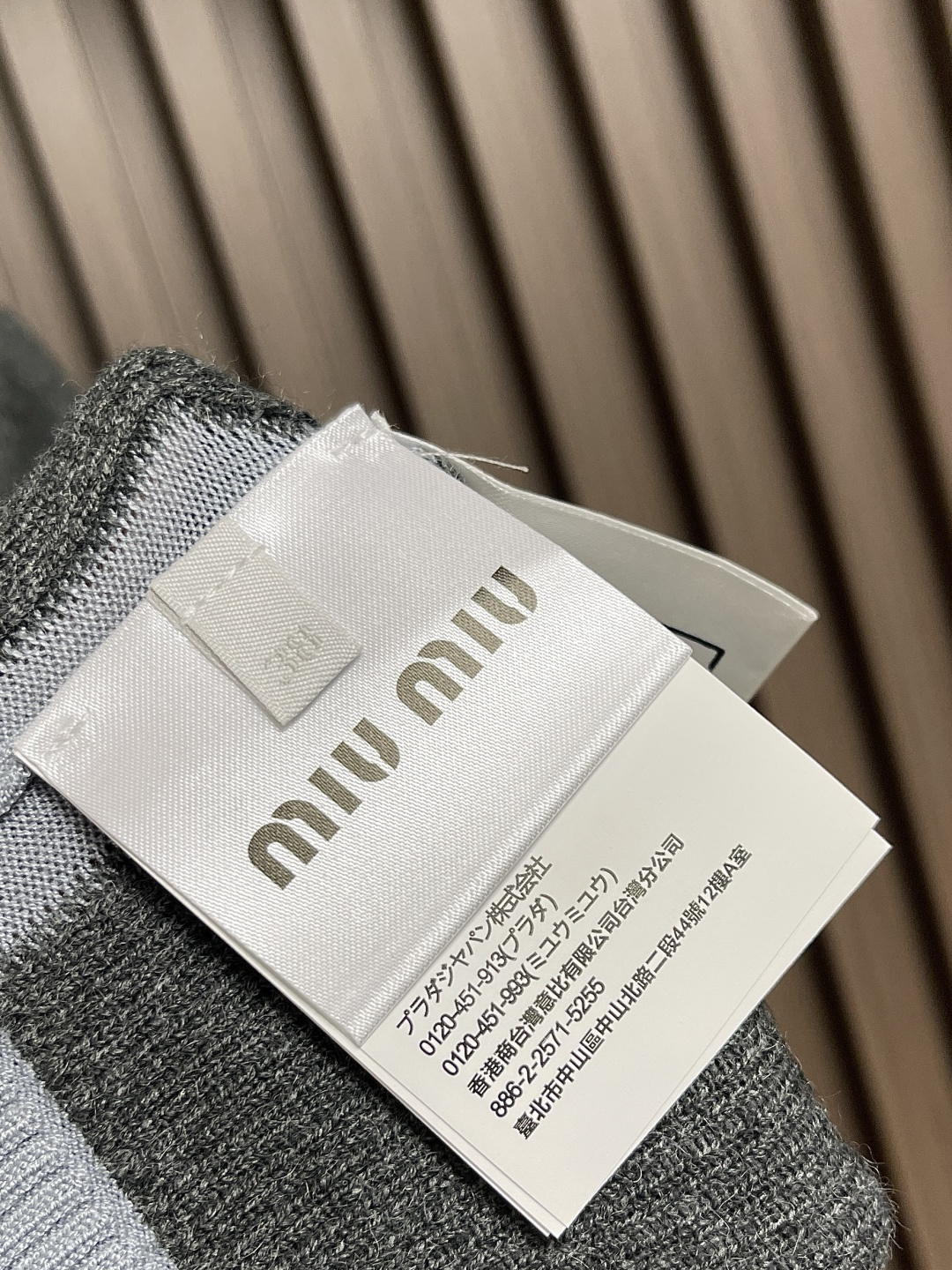 🛒🛒Miu Miu 2025Fw拼色领针织毛衣，面料精选亲肤天丝＋精选羊毛＋光泽真丝三重质感，大身使用2