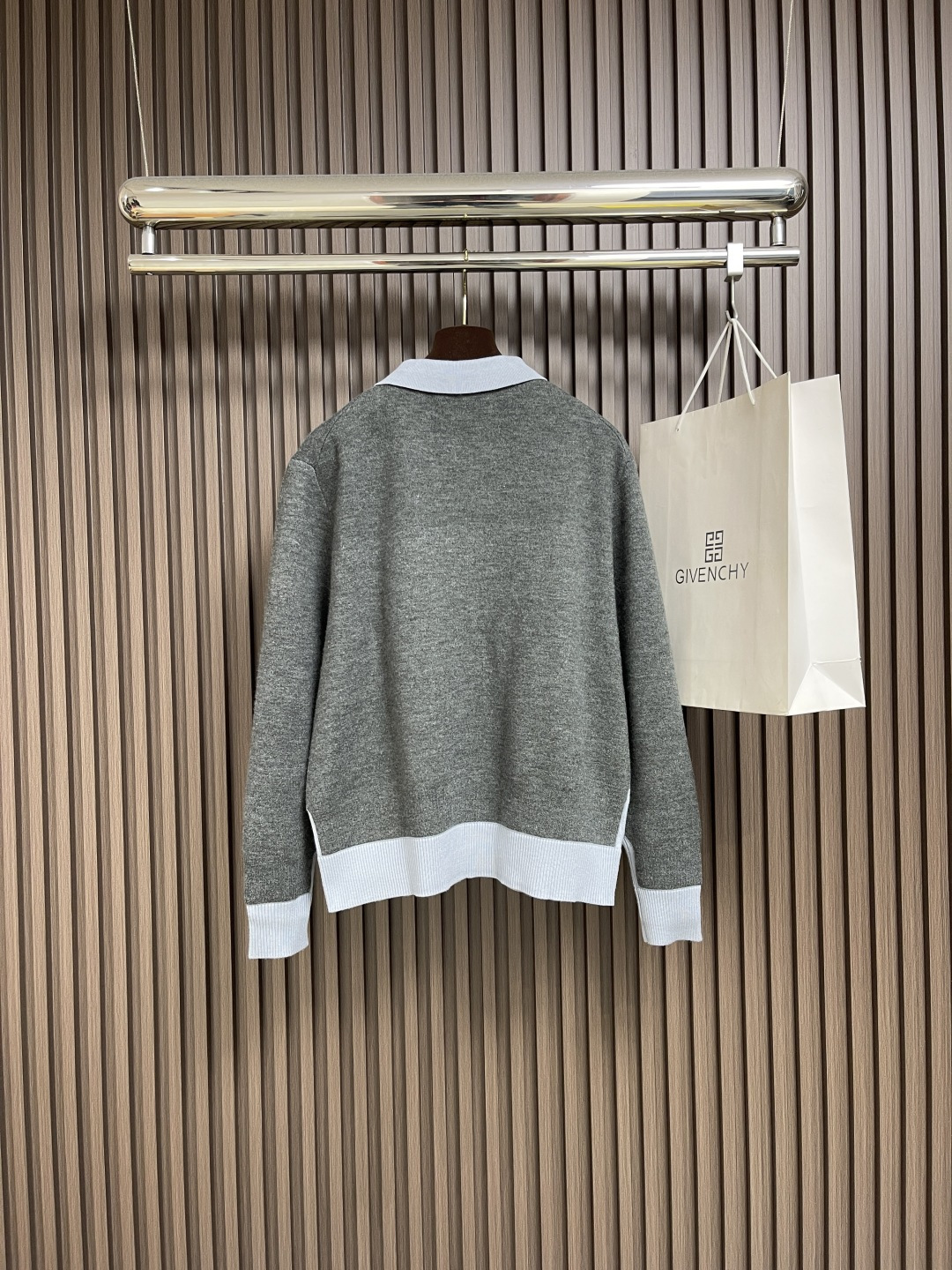 🛒🛒Miu Miu 2025Fw拼色领针织毛衣，面料精选亲肤天丝＋精选羊毛＋光泽真丝三重质感，大身使用2