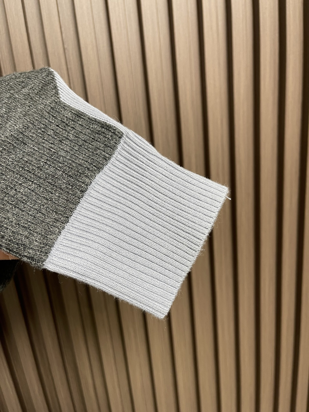 🛒🛒Miu Miu 2025Fw拼色领针织毛衣，面料精选亲肤天丝＋精选羊毛＋光泽真丝三重质感，大身使用2