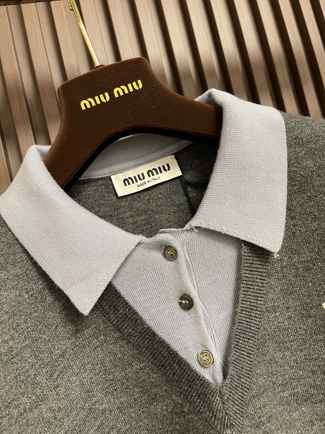 🛒🛒Miu Miu 2025Fw拼色领针织毛衣，面料精选亲肤天丝＋精选羊毛＋光泽真丝三重质感，大身使用2