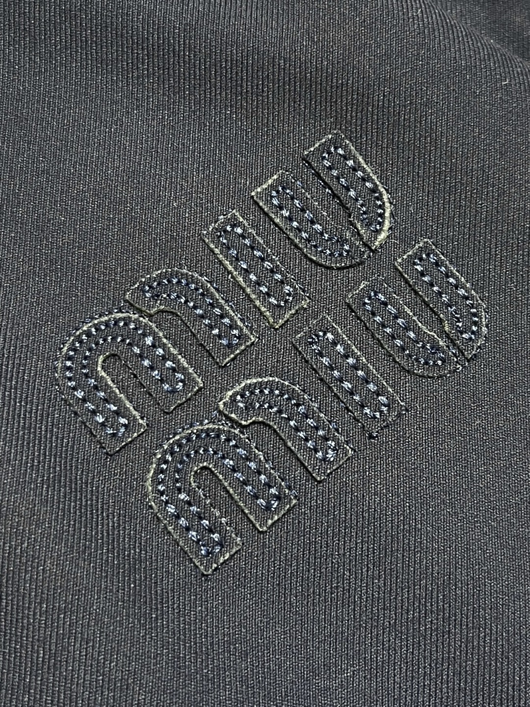 🛒🛒MIUMIU 拼袖羊毛夹克西服，采用YB定制棉质面料，主体面料挺括有型，不易褶皱，穿着时能保持良轻松