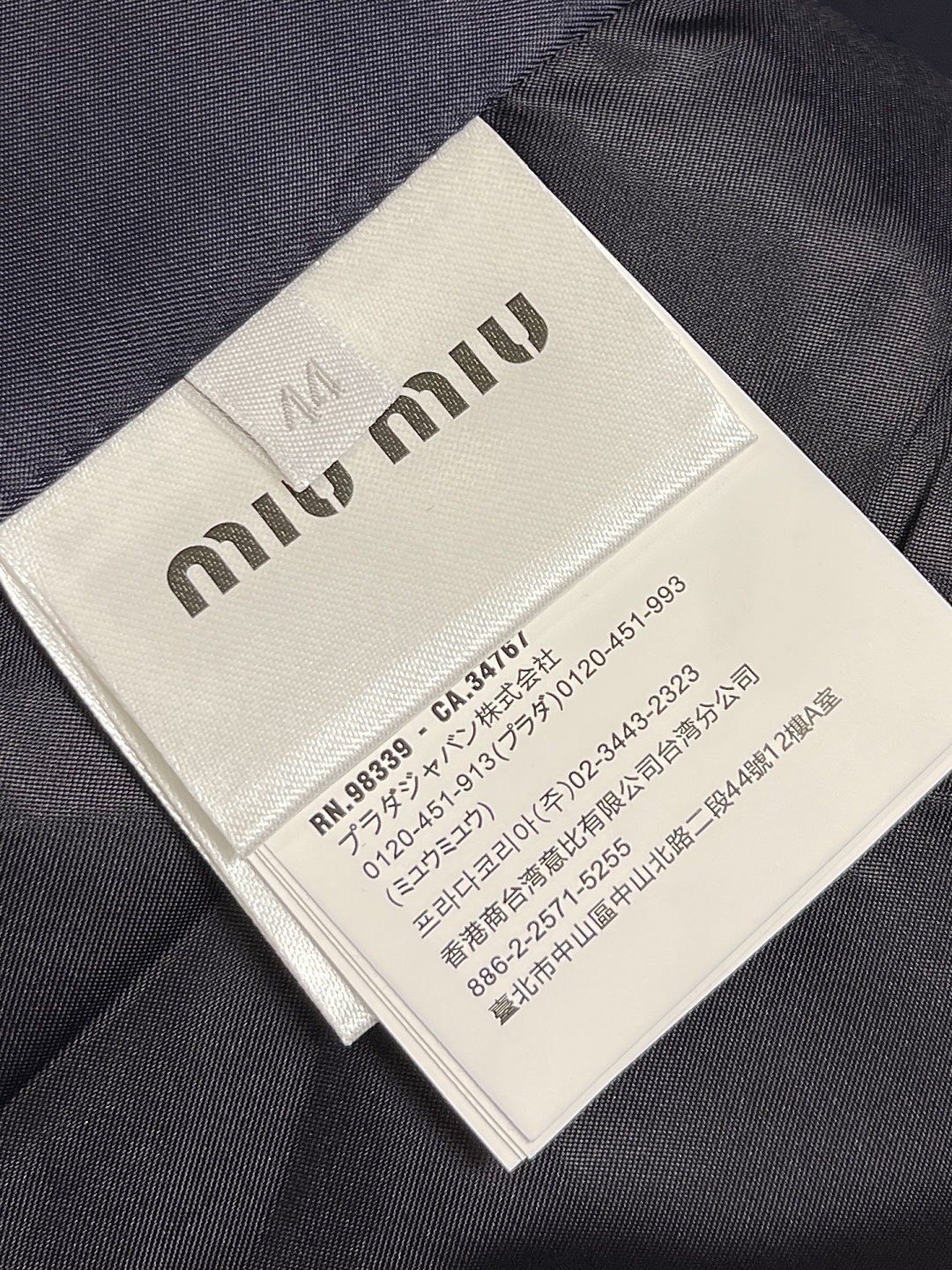 🛒🛒MIUMIU 拼袖羊毛夹克西服，采用YB定制棉质面料，主体面料挺括有型，不易褶皱，穿着时能保持良轻松