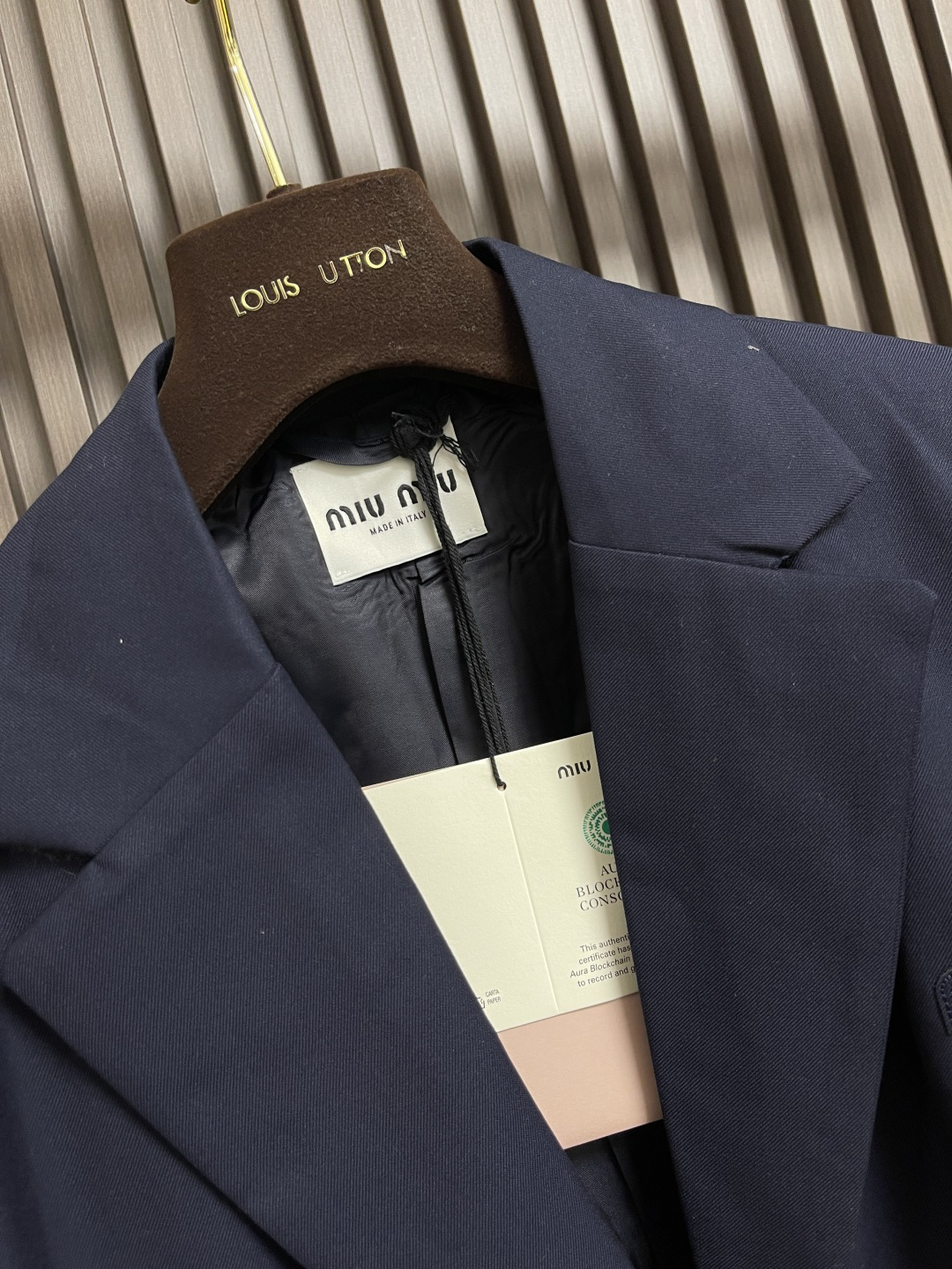 🛒🛒MIUMIU 拼袖羊毛夹克西服，采用YB定制棉质面料，主体面料挺括有型，不易褶皱，穿着时能保持良轻松