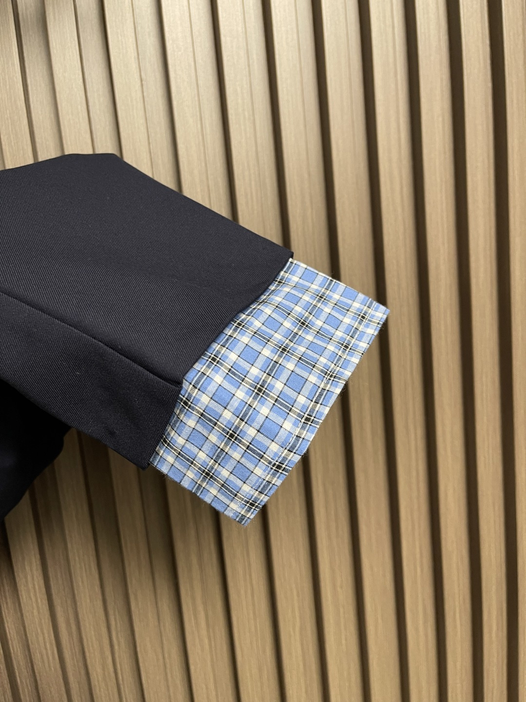 🛒🛒MIUMIU 拼袖羊毛夹克西服，采用YB定制棉质面料，主体面料挺括有型，不易褶皱，穿着时能保持良轻松