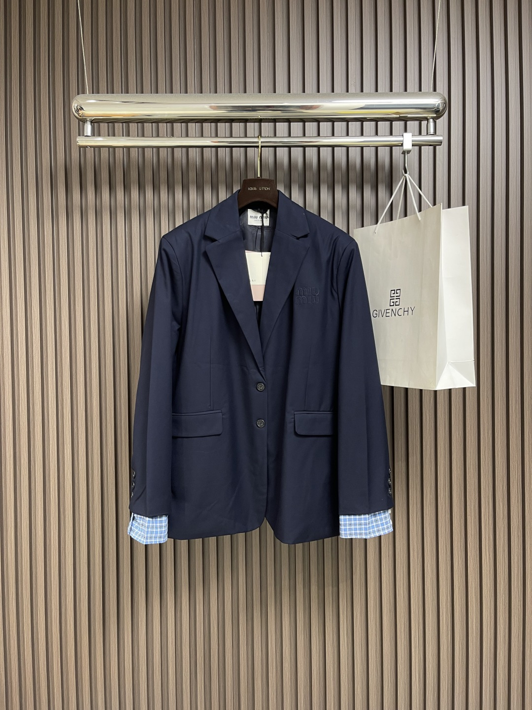 NO:514152,MIUMIU sleeve wool jacket suit is made of YB custom cotton fabric. The main fabric is crisp and stylish, not easy to wrinkle, and can be kept relaxed and relaxed when worn. The chest logo embroidered with the stitches, the stitches are even and fine, and the three-dimensional sense is strong, presenting extremely high precision and recognition; the customized round buckles are carefully selected from material selection to polishing, and the opening and closing are smooth and smooth; the cuff splicing is accurately aligned with the main fabric, and the sewing stitches are uniform and tight, which not only exquisite craftsmanship, but also adds a unique sense of fashion; the overall pattern lines are smooth and the various parts are connected naturally, demonstrating excellent cutting and production craftsmanship!  Size 40-42-44-46,,miumiu,jackets & coats,alexander wang19860909MIUMIU 拼袖羊毛夹克西服,采用YB定制棉质面料,主体面料挺括有型,不易褶皱,穿着时能保持良轻松打造出休闲又不失精致的宽松廓形；胸口logo徽标贴布刺绣,针脚均匀细密,立体感强,呈现出极高的精致度与辨识度；定制圆扣从选材到打磨皆精心,开合间流畅顺滑；袖口拼接处,格纹与主体面料精准对齐,缝制针脚均匀且紧密,不仅工艺精湛,还增添了独特的时尚感；整体版型线条流畅,各部位衔接自然,彰显出出色的裁剪与制作工艺水准！尺码40-42-44-46,,miumiu,jackets & coats,alexander wang,Men's clothing