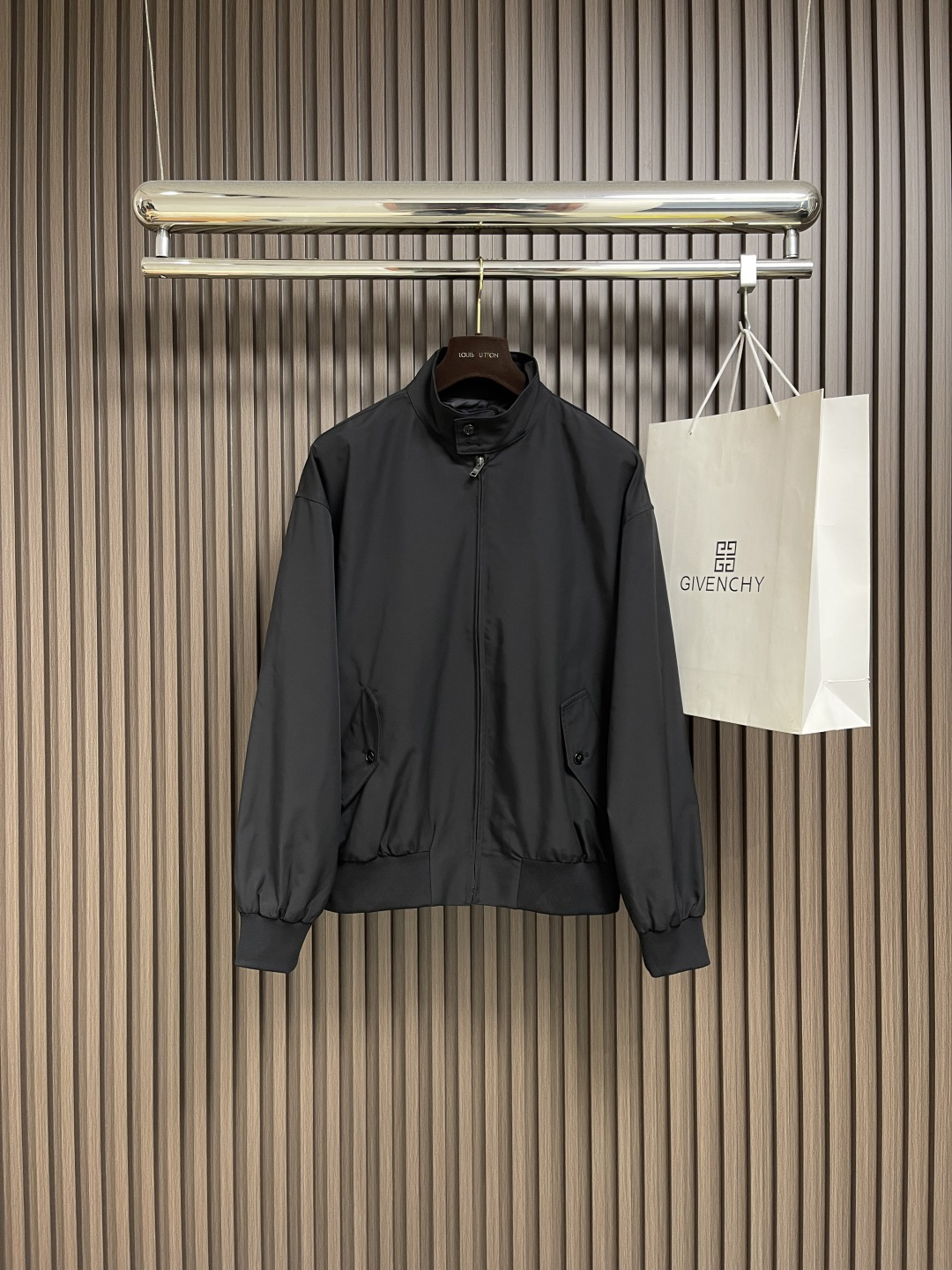 NO:518338,Prada 2025ss autumn and winter new recycled nylon stand-up collar jacket, stand-up collar buckle, bag inside, triangle mark fabric, front zipper opening and closing, paired with piping thread, business, casual and daily versatile, three marks complete. Size 46-52,,prada, jackets & coats, jackets & coats, alexander wang19860909Prada 2025ss秋冬新品再生尼龙立领夹克外套,立领系扣,内里有袋,三角标织物,前幅拉链开合,搭配滚边螺纹,商务休闲日常百搭,三标齐全.尺码46-52,,prada,jackets & coats,jackets & coats,alexander wang,Men's clothing