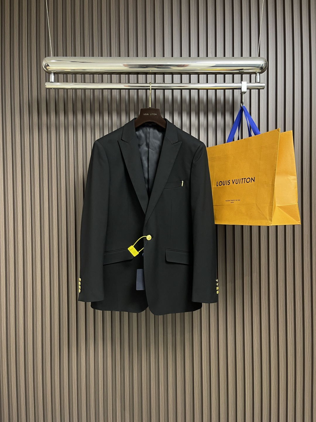 NO:531223,Complete set, removable, single suit, trousers, LV 2025FW, black high-end collar single-button aesthetic design suit jacket, trousers suit, matching breast pocket custom hardware, exquisite tailoring, presenting elegant draping effect, super high-end top-line ready-to-wear handmade series, gifts are all graded and stylish. Trousers are 29-38, suits are 46-58,,louis vuitton, jackets & coats, business suit, alexander wang19860909整套 可拆卖 单西服 西裤 LV 2025FW 黑色高定领单粒扣美学设计西装外套西裤套装 搭配的胸前口袋定制五金装饰精湛的剪裁 呈现优雅的垂坠效果 超高端顶尖一线成衣手工系列 送礼自用都档次逼格十足. 西裤码数29-38 西服码数46-58,,louis vuitton,jackets & coats,business suit,alexander wang,Men's clothing