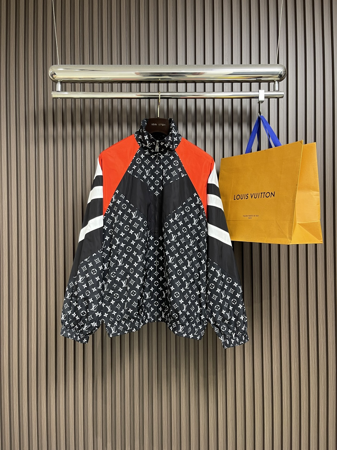 NO:515196,LV 2025FW autumn and winter new casual sports long-sleeved jacket, full fabric Monogram print renews dynamic silhouette, red, black and white contrasting colors rich visual layers, black silky zipper opening and closing placket in the inner lining, elastic band on the hem sleeve. Size S-XL,,louis vuitton, jackets & coats,alexander wang19860909LV 2025FW秋冬新款休闲运动长袖外套,面料全幅 Monogram 印花焕新动感廓形,红黑白撞色丰富视觉层次,内里黑色丝质面拉链开合门襟,下摆衣袖弹力带.尺码S-XL,,louis vuitton,jackets & coats,alexander wang,Men's clothing