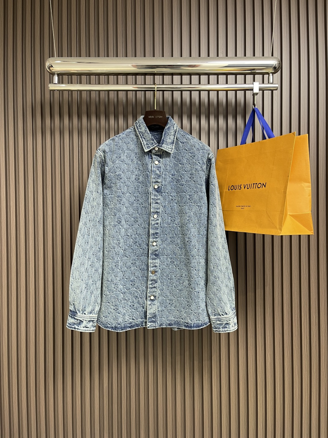 NO:518327,LV 2025FW new autumn and winter style, heavy industry jacquard long-sleeved shirt jacket, classic denim blue washing fabric, customized white bead lettering buttons, new design auxiliary material button details, straight cut style design, full of classic brand logo jacquard effect, slightly loose style. Size S-XL,,louis vuitton, jackets & coats,alexander wang19860909LV 2025FW 秋冬新款,重工款提花长袖衬衣外套,经典牛仔蓝洗水面料,定制白珠刻字纽扣,全新设计辅料纽扣细节,直筒剪裁版型设计,满身经典品牌logo提花效果,微宽松版型.尺码S-XL,,louis vuitton,jackets & coats,alexander wang,Men's clothing