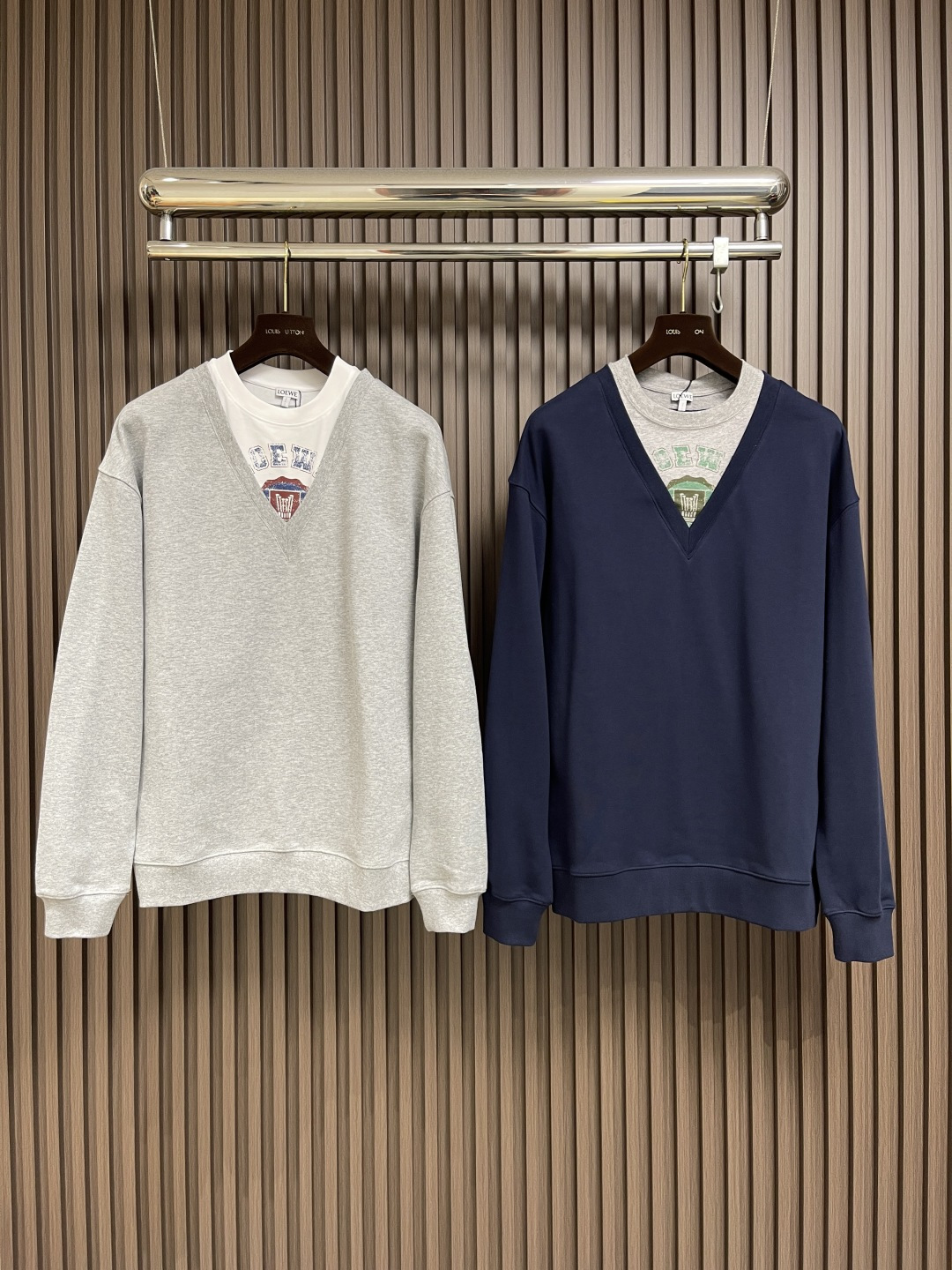 🛒🛒Loewe 拼接V领圆领卫衣，中克重回圈棉质卫衣面料，正面丝网印刷标志、常规版型、标准长度、拼接圆领