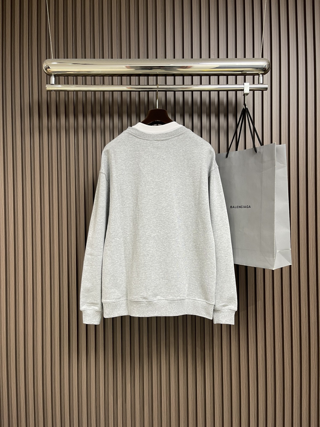 🛒🛒Loewe 拼接V领圆领卫衣，中克重回圈棉质卫衣面料，正面丝网印刷标志、常规版型、标准长度、拼接圆领