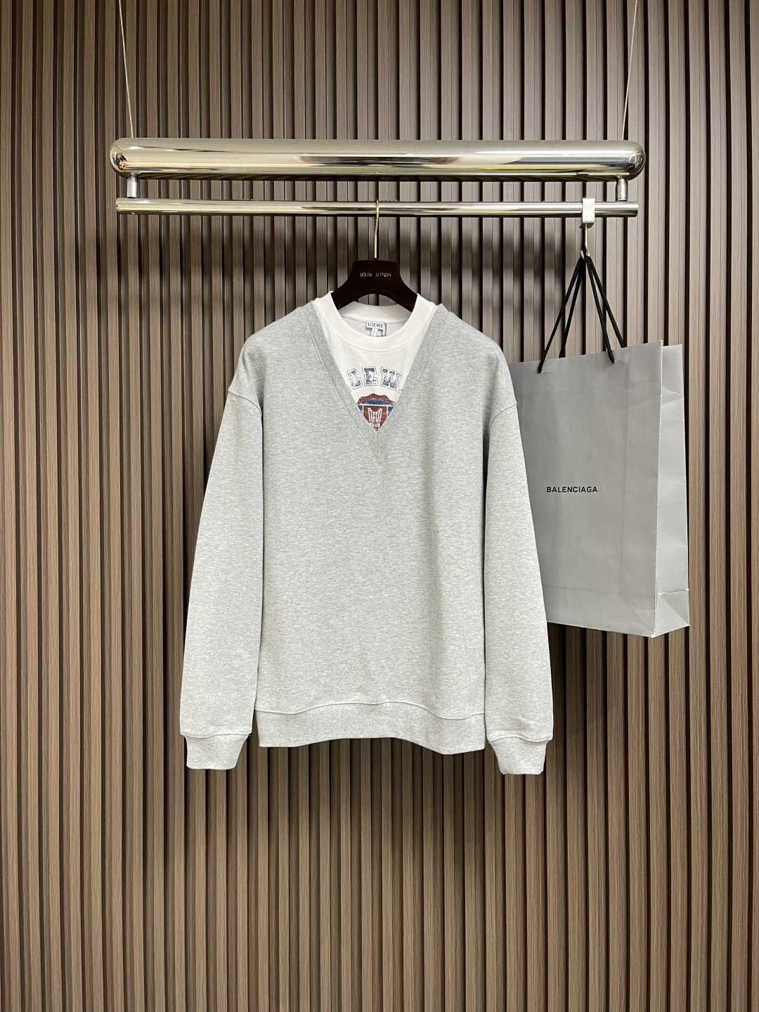 🛒🛒Loewe 拼接V领圆领卫衣，中克重回圈棉质卫衣面料，正面丝网印刷标志、常规版型、标准长度、拼接圆领