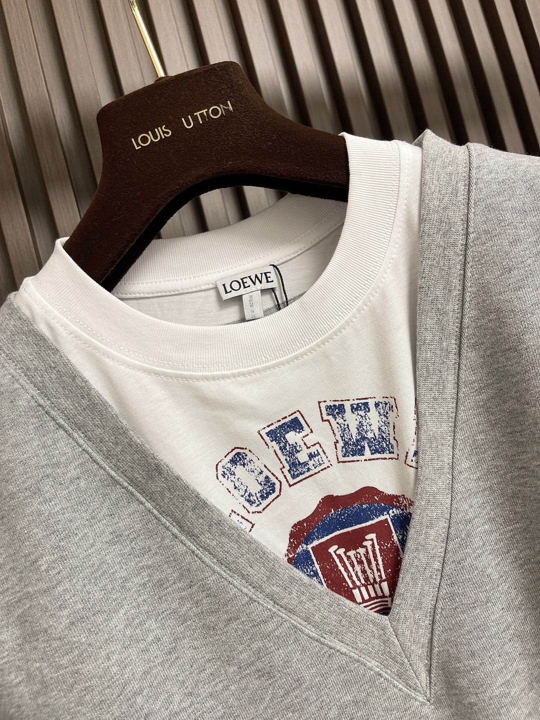 🛒🛒Loewe 拼接V领圆领卫衣，中克重回圈棉质卫衣面料，正面丝网印刷标志、常规版型、标准长度、拼接圆领