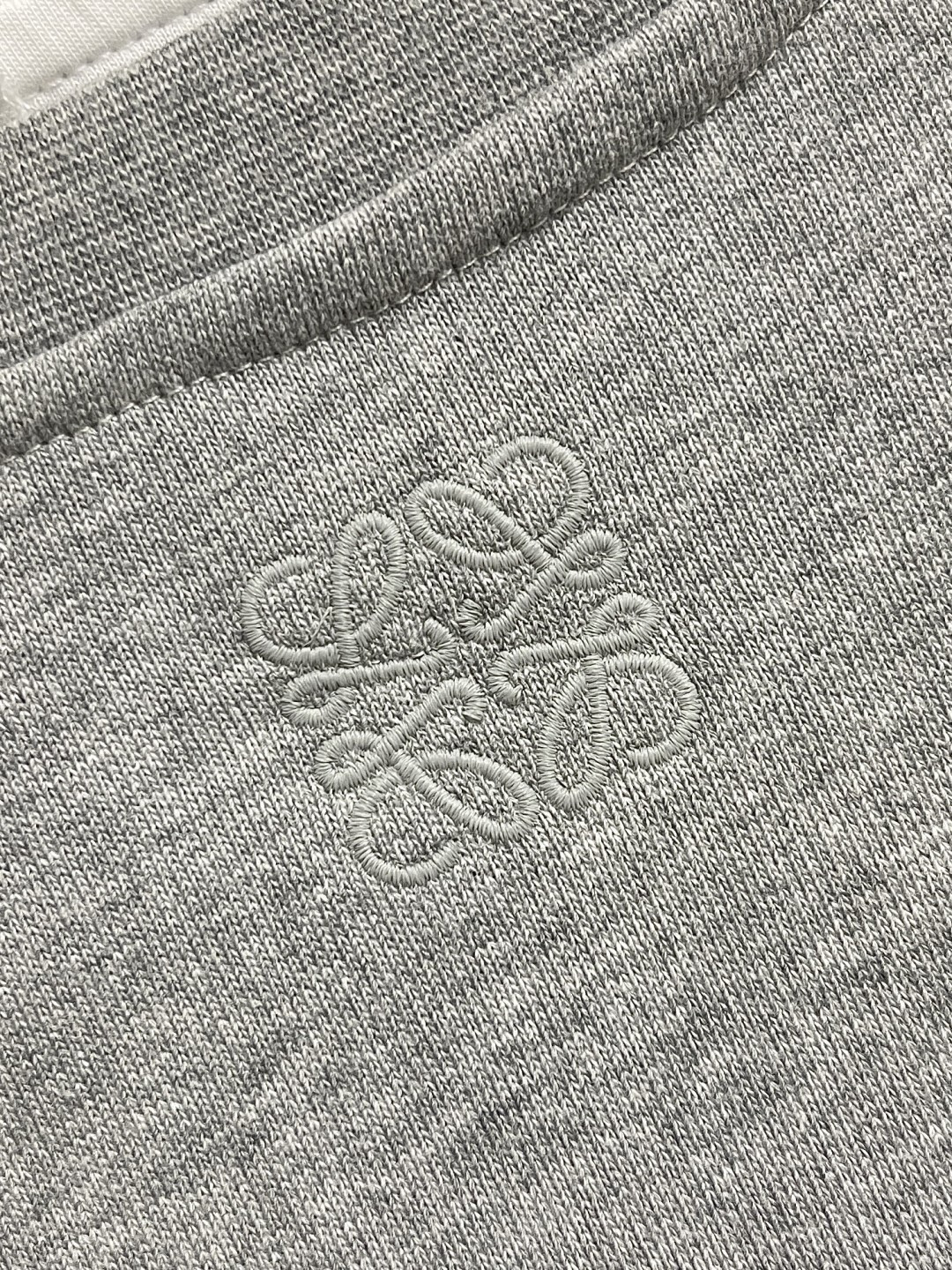 🛒🛒Loewe 拼接V领圆领卫衣，中克重回圈棉质卫衣面料，正面丝网印刷标志、常规版型、标准长度、拼接圆领