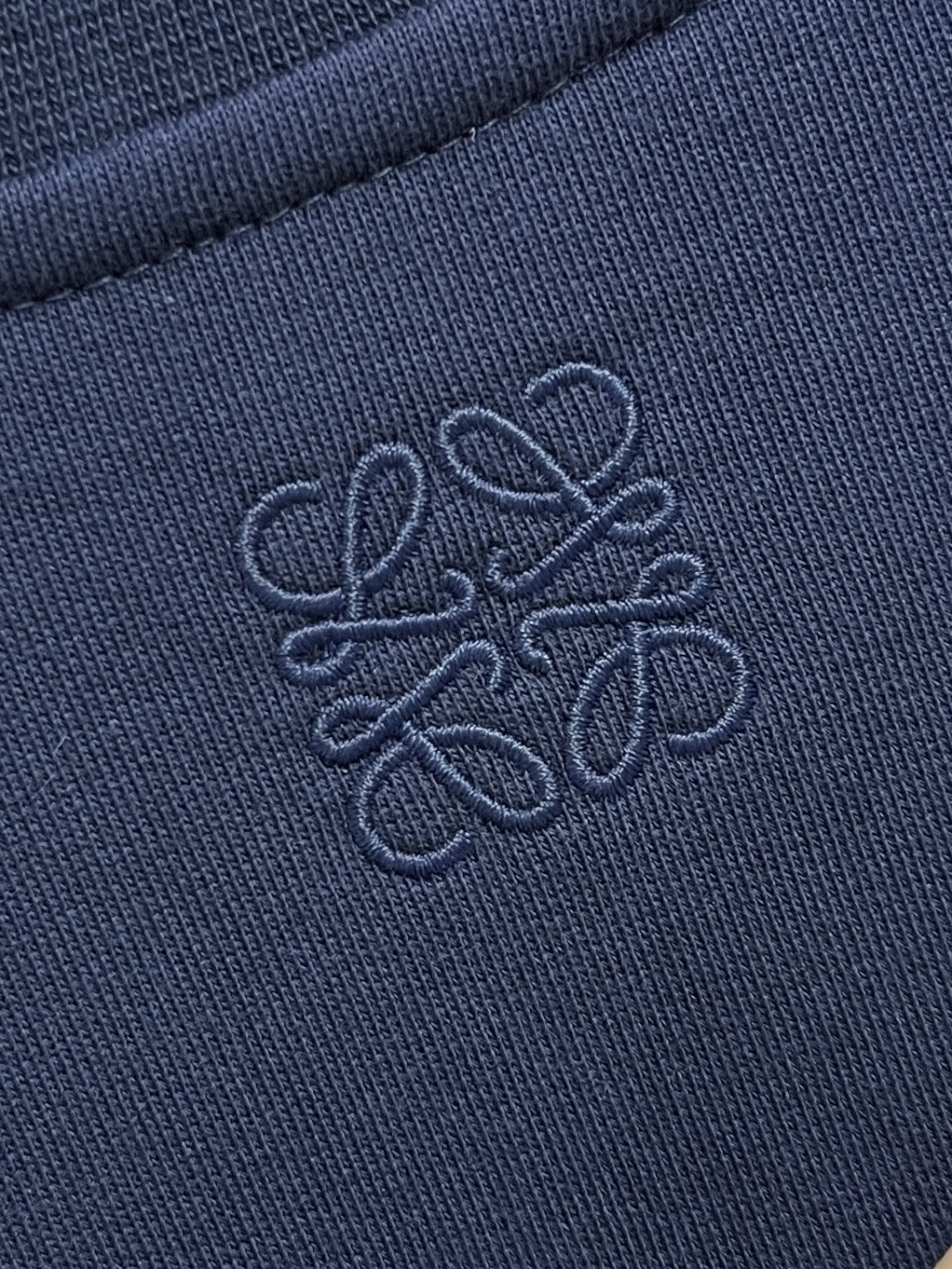 🛒🛒Loewe 拼接V领圆领卫衣，中克重回圈棉质卫衣面料，正面丝网印刷标志、常规版型、标准长度、拼接圆领