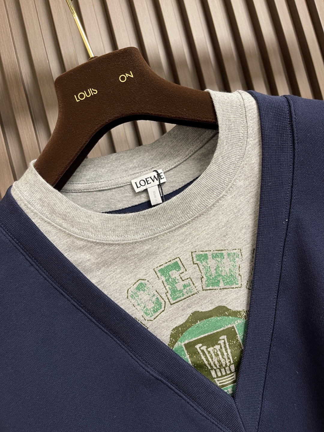🛒🛒Loewe 拼接V领圆领卫衣，中克重回圈棉质卫衣面料，正面丝网印刷标志、常规版型、标准长度、拼接圆领