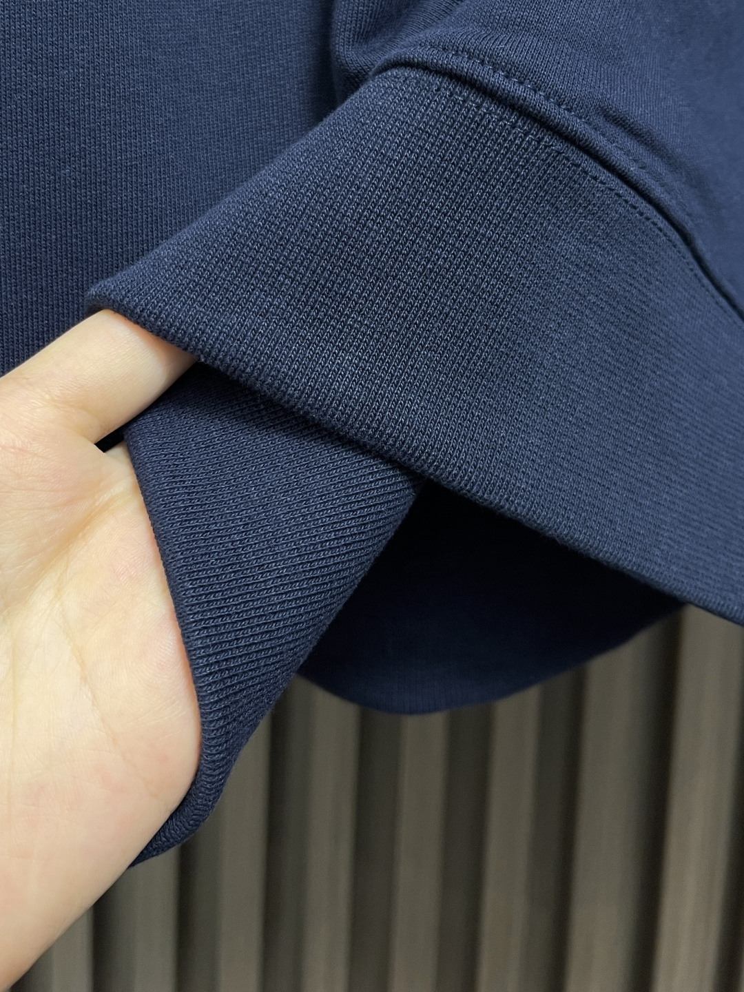 🛒🛒Loewe 拼接V领圆领卫衣，中克重回圈棉质卫衣面料，正面丝网印刷标志、常规版型、标准长度、拼接圆领