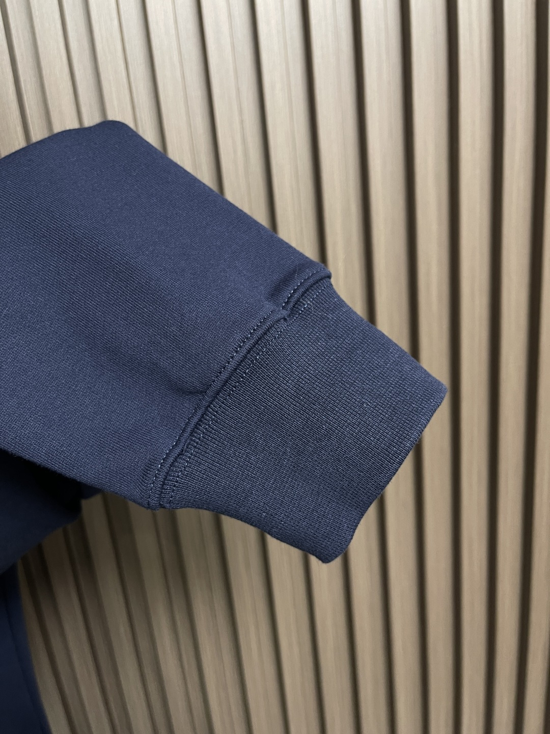 🛒🛒Loewe 拼接V领圆领卫衣，中克重回圈棉质卫衣面料，正面丝网印刷标志、常规版型、标准长度、拼接圆领