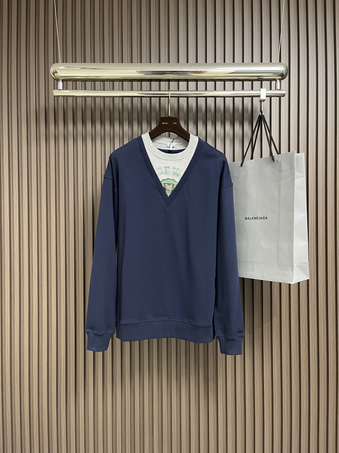 NO:514160,Loewe  Spliced ​​V-neck round neck sweater, Zhongke returns to the ring cotton sweater fabric, front screen printing logo, regular layout, standard length, spliced ​​round neck design, ribbed cuffs and hem, full set of auxiliary materials, using 26S double yarn + 10S reverse terry bottom yarn, 380g; paired with 21S double yarn rib, 470g. The double-sided infrastructure has better bottom locking ability, and is paired with spandex silk to lock the cloth surface. Even if it is made of thick fleece, the hair loss is still reduced compared to ordinary sweater fleece fabric. The pattern is clear and delicate,  The cloth surface is clean and smooth; after stretching, the cloth surface can be quickly restored to flatness, and is wide and easy to shape. It uses 24S special-spun tight cotton fabric, 185g; matched with 32S double yarn thread, 300g. The tight spinning strength is higher than that of traditional single yarn, and the single fibers in the tight yarn are arranged tightly, which helps to improve the strength of the yarn. The ends of the fibers are twisted into the yarn, so the yarn is very tight, and the yarn looks smooth and smooth. The tight spinning yarn has higher strength and fewer hairs, which is not easy to cause hair wear. High elasticity, crack resistance, waterproof shift change elastic paste printing  Process; elastic glue has a high stretching rate, repeated stretching does not crack, and its durability is far superior to ordinary glue. Environmentally friendly elastic glue printing uses special chemical gel and environmentally friendly dye to adhere the dye firmly to the fabric through the media of the gel. Using the viscosity and elasticity of the glue, the printing part has a certain stretchability and elasticity. The logo adopts three-dimensional embroidery process, and the logo clearly reduces the spacing curve. Select mercerized embroidery thread with gloss, and combines the machine with complex embroidery needlework and fine details to create  The embroidery effect of three-dimensional relief is achieved. The classic trademark letter embroidery is fine and dense, the font is clear and the line feel is strong and three-dimensional. It creates a sense of layering and presents the visual effect of the two clothes. The loose style is good for the body; the V-neck design modifies the neck lines and the splicing design breaks the singleness, and the layering of the sweatshirts is increased through the comparison of different collars, and the overall design is casual and diverse. Sizes XS-L, loewe, hoodie, sweatshirts, alexander  wang19860909Loewe 拼接V领圆领卫衣,中克重回圈棉质卫衣面料,正面丝网印刷标志、常规版型、标准长度、拼接圆领设计、罗纹袖口和下摆、全套辅料配备,采用26S双纱＋10S反向毛圈底纱,380g；搭配21S双纱罗纹,470g.双面基础结构拥有更出色的锁底能力,搭配使用氨纶丝紧锁布面,即使做厚抓绒效果掉毛情况仍然比普通的卫衣抓绒面料减少.纹路清晰细腻,布面干净爽滑；拉伸后布面也可迅速恢复平整,挺阔易塑形.采用24S特纺紧密棉面料,185g；搭配32S双纱螺纹,300g.紧密纺强力比传统单纱高,紧密纱中的单纤维排列紧密,有助于提高纱线的强力.纤维的端头均捻入纱线内,因此成纱非常紧密,纱线外观光洁毛羽.紧密纺纱线强力较高毛羽较少,不易产生磨毛的现象.高弹抗裂防水换班弹力胶浆印花工艺；弹力胶浆拉伸率较高,反复拉伸不裂纹,耐用性远超普通胶浆.环保弹力胶浆印花采用特殊的化学凝胶与环保染料混合,通过凝胶的介质作用,将染料牢固地附着在面料上.利用胶浆的粘性和弹性,使印花部分具有一定的拉伸性和回弹性.徽标采用立体刺绣工艺,徽标清晰还原间距曲线.精选具有光泽感的丝光绣线进行,机结合复杂刺绣针艺,精细的细节处理,造就了立体浮雕的刺绣效果.经典商标字母刺绣精细针法绵密,字体清晰且线条感和立体感强.创造层次感,呈现两件衣服的视觉效果.宽松版型对身材包容性好；V领设计修饰颈部线条、；拼接设计打破单一,通过不同领型的对比,增加了卫衣的层次感,整体设计休闲多样化.尺码XS-L,,loewe,hoodie,sweatshirts,alexander wang,Men's clothing