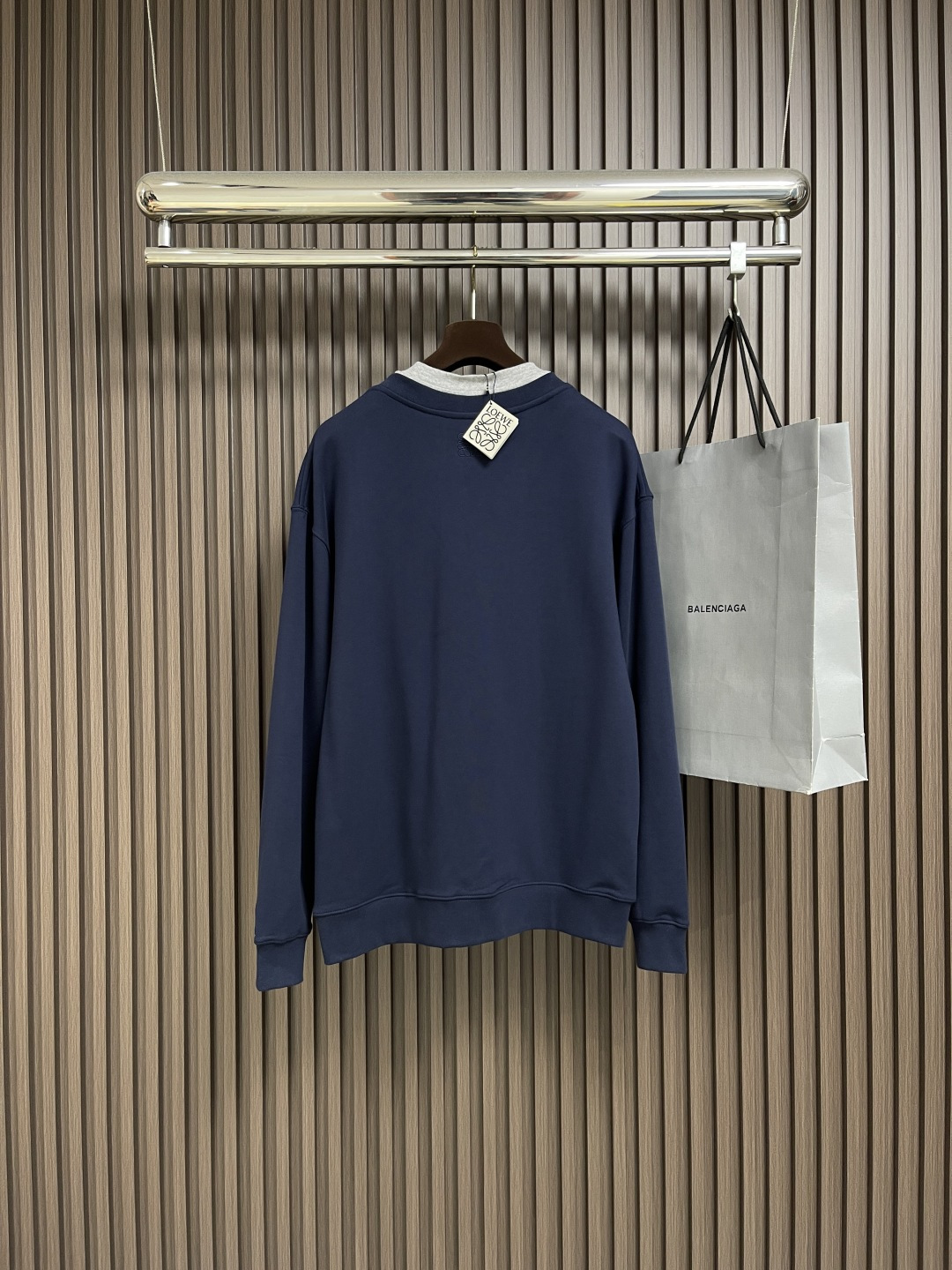 🛒🛒Loewe 拼接V领圆领卫衣，中克重回圈棉质卫衣面料，正面丝网印刷标志、常规版型、标准长度、拼接圆领