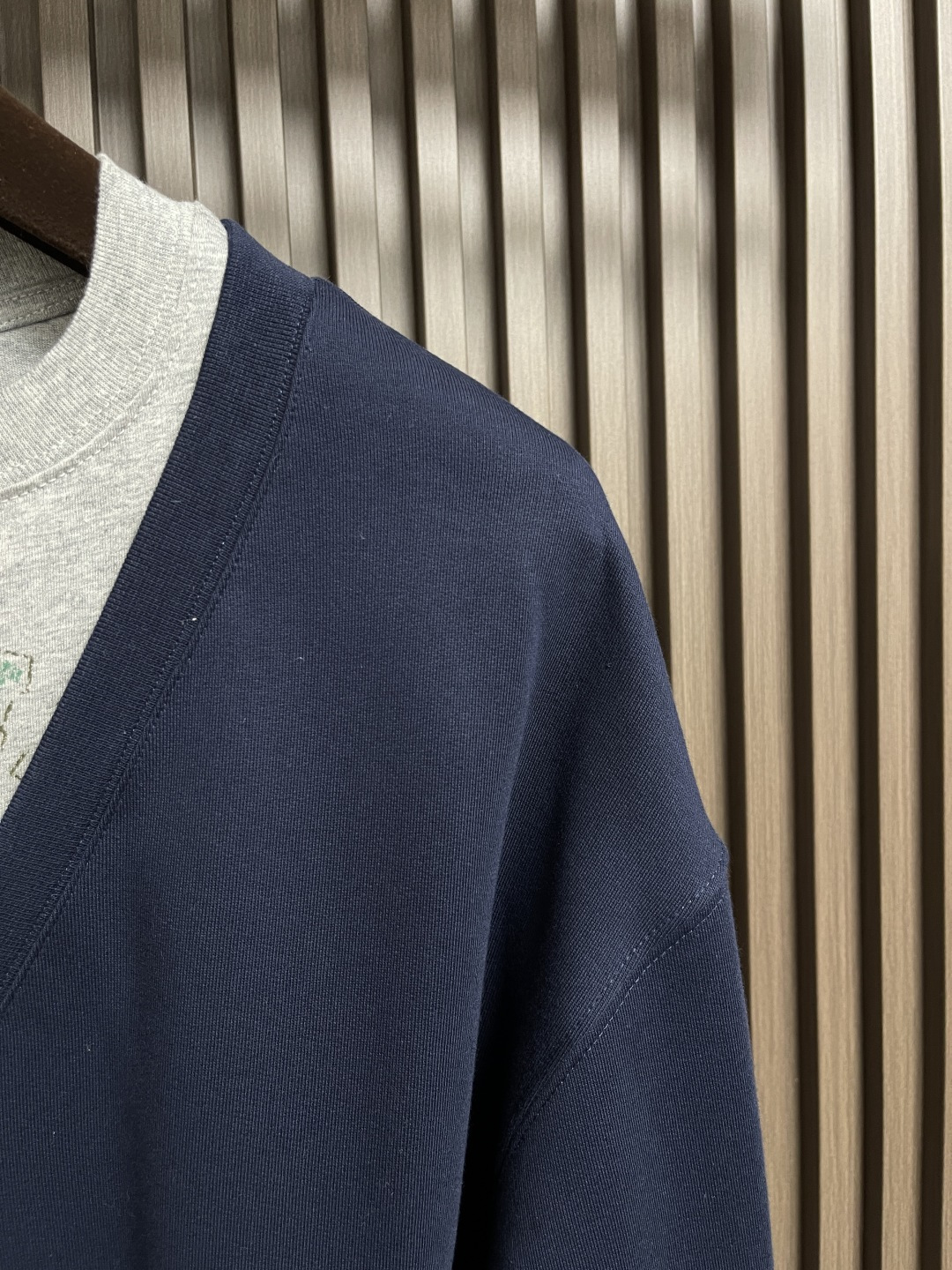 🛒🛒Loewe 拼接V领圆领卫衣，中克重回圈棉质卫衣面料，正面丝网印刷标志、常规版型、标准长度、拼接圆领