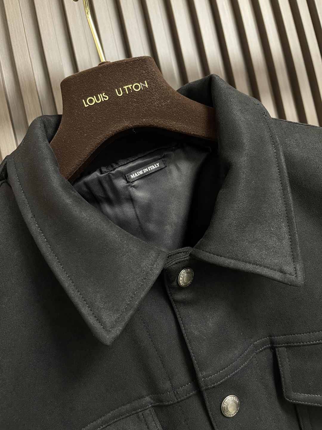 🛒🛒TF TOMFORD 2025SS男士新款麂皮绒夹克外套，采用麂皮绒皮革精心制作，经典版型，凸显新意