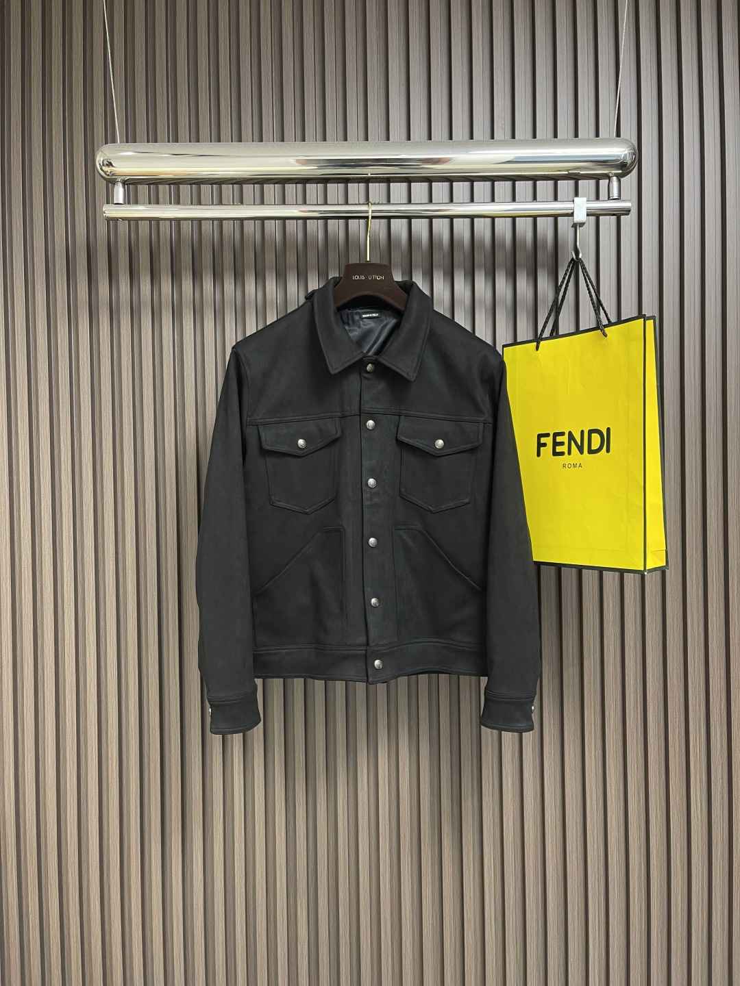 NO:514151,TF TOMFORD SS men's new suede jacket jacket is carefully crafted from suede leather. It has a classic style that highlights the novelty and can also enhance the fashion sense of the style, highlight the classic charm, and create a refined look. The overall style is a relaxed and casual style, customize the inner lining of the same color, and develops the full quality. Size M-XXL,,tom ford,tom ford,jackets & coats,jackets & coats,chamois leather,alexander wang19860909TF TOMFORD SS男士新款麂皮绒夹克外套,采用麂皮绒皮革精心制作,经典版型,凸显新意同时也能提升款式的时尚感,彰显经典魅力,打造精致造型.整体是一件轻松随意、易于穿搭的式,定制同色系内里,全品相开发.尺码M-XXL,,tom ford,tom ford,jackets & coats,jackets & coats,chamois leather,alexander wang,Men's clothing