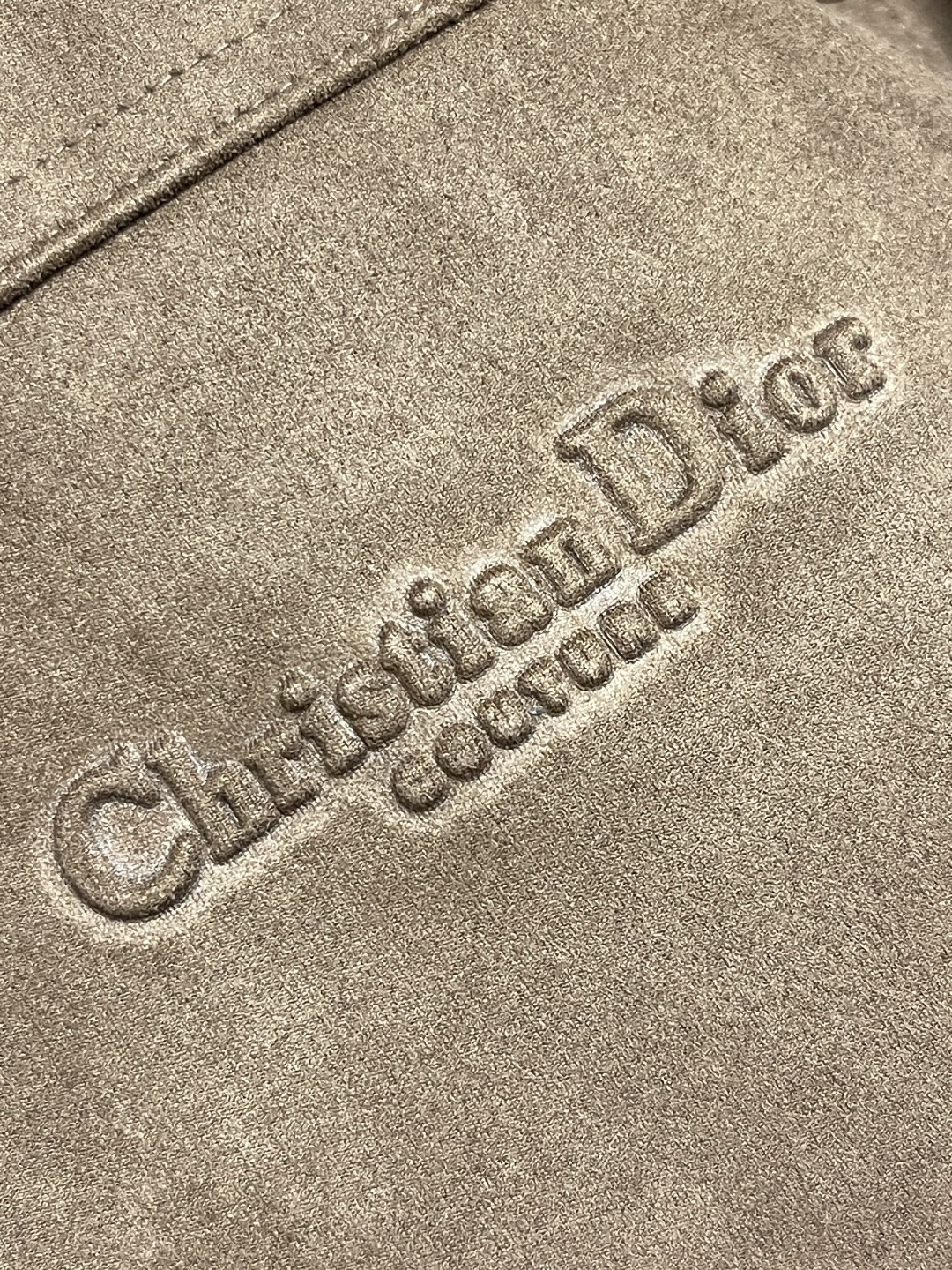 🛒🛒Dior 2025SS秋冬新款男士新款麂皮绒夹克外套，采用麂皮绒皮革精心制作，经典版型，凸显新意同时