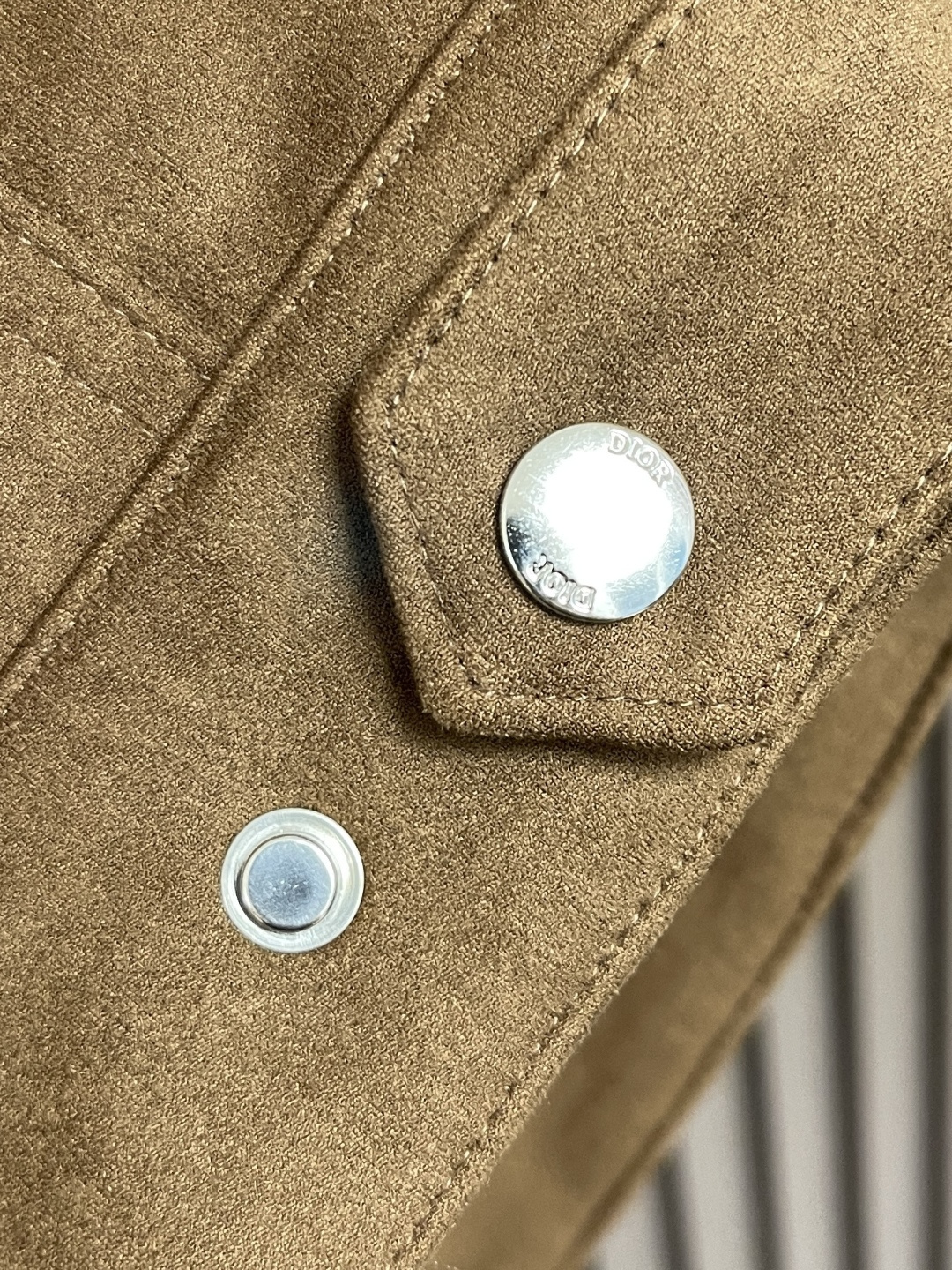 🛒🛒Dior 2025SS秋冬新款男士新款麂皮绒夹克外套，采用麂皮绒皮革精心制作，经典版型，凸显新意同时