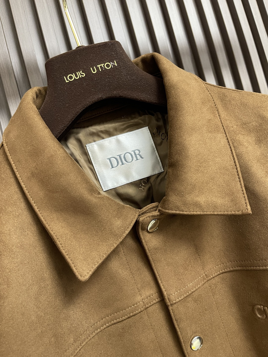 🛒🛒Dior 2025SS秋冬新款男士新款麂皮绒夹克外套，采用麂皮绒皮革精心制作，经典版型，凸显新意同时