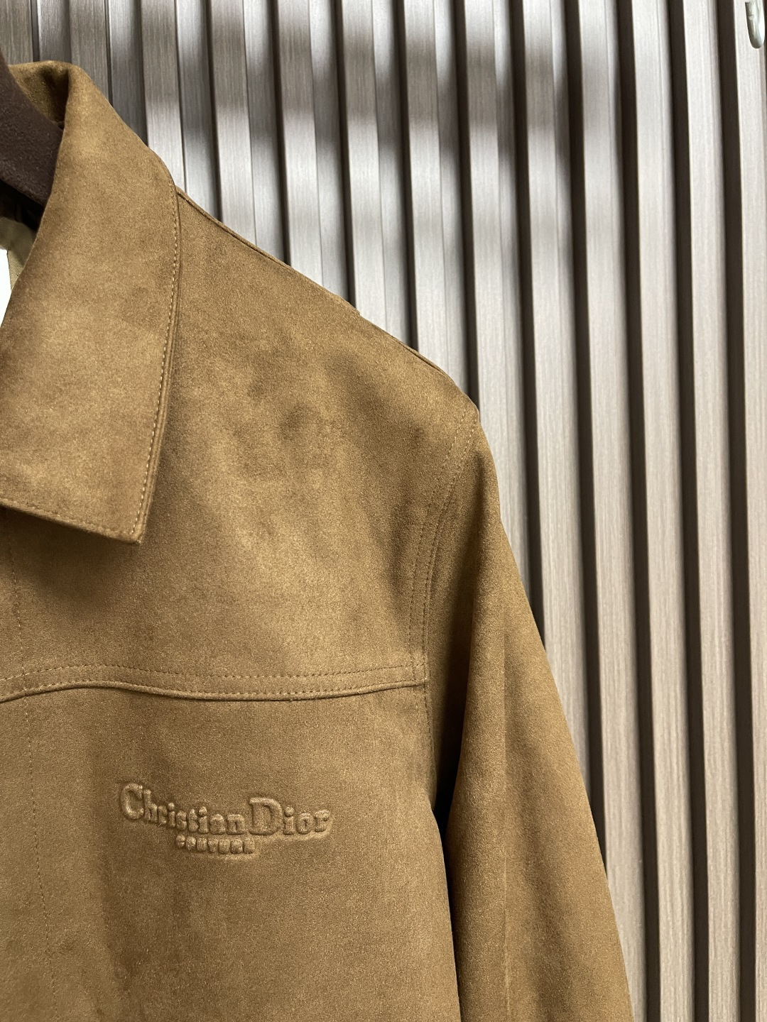 🛒🛒Dior 2025SS秋冬新款男士新款麂皮绒夹克外套，采用麂皮绒皮革精心制作，经典版型，凸显新意同时