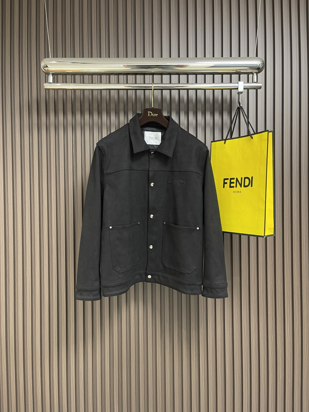 🛒🛒Dior 2025SS秋冬新款男士新款麂皮绒夹克外套，采用麂皮绒皮革精心制作，经典版型，凸显新意同时