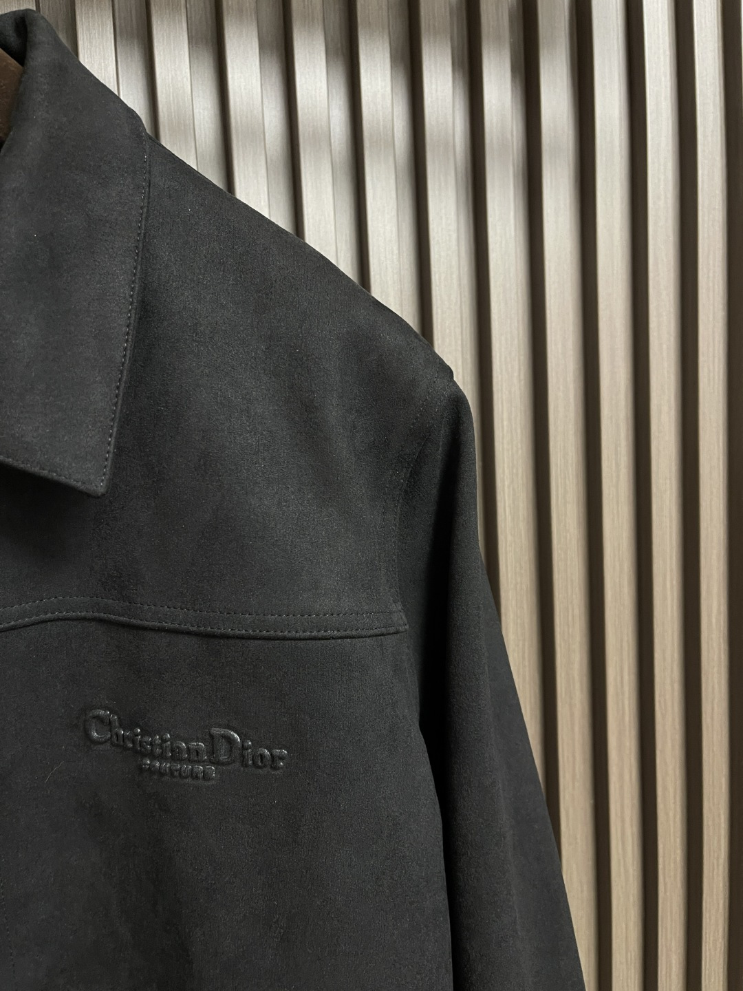 🛒🛒Dior 2025SS秋冬新款男士新款麂皮绒夹克外套，采用麂皮绒皮革精心制作，经典版型，凸显新意同时