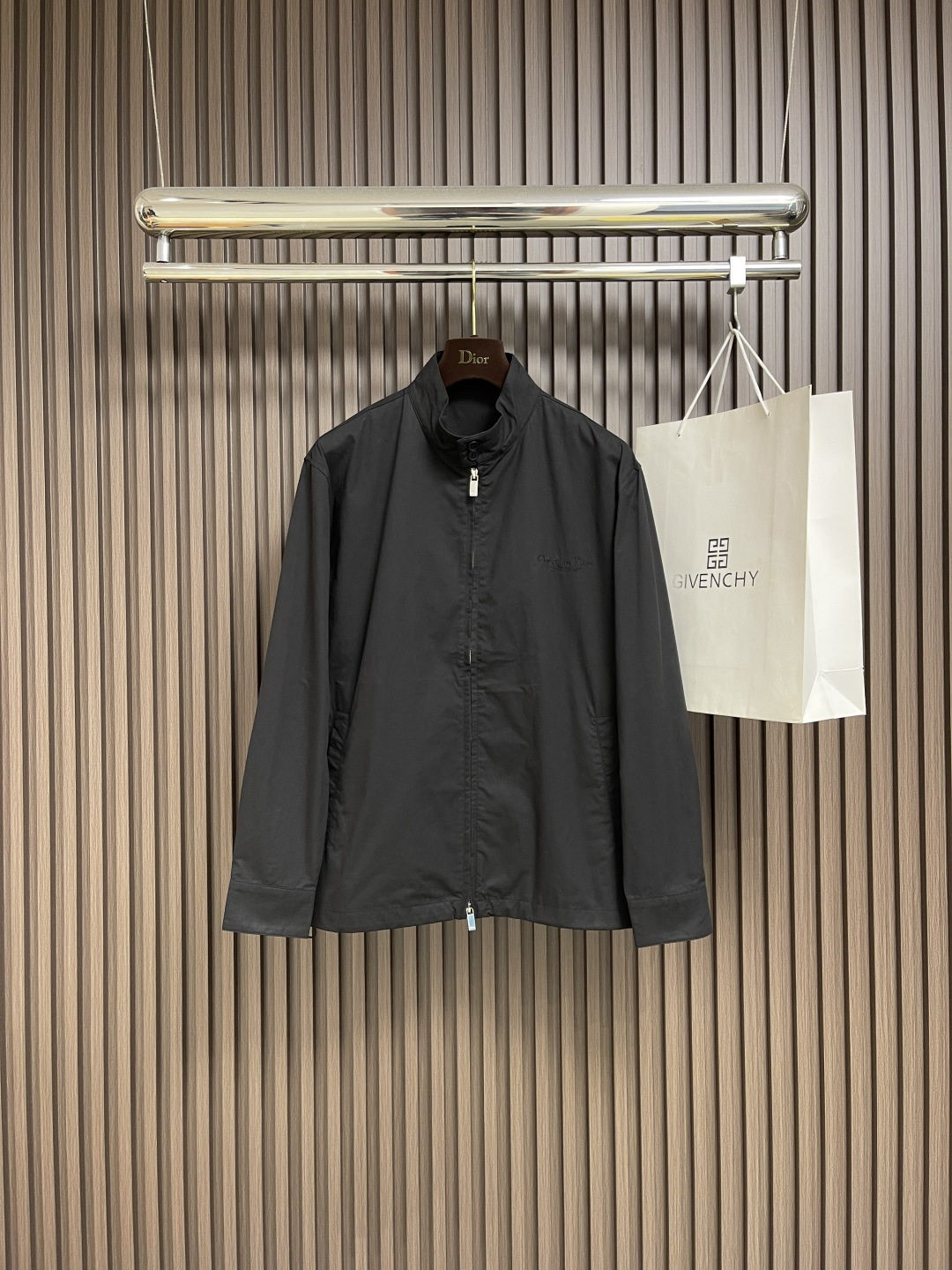 NO:518340,Dior 2025FW early autumn new stand-up collar jacket jacket, classic stand-up collar design, neat lines outline the capable aura, easy to adapt to various occasions, business and casual one-click switching. The neckline is exquisite and exquisite with the same color fabric, simple and ingenious, the stand-up collar shape is more three-dimensional, windproof and stylish. The 'Cistian Dior COUTURE' embroidery on the chest is delicate and full, low-key to highlight the brand genes, and the sense of high quality is full. Double zipper design, metal texture zipper, engraved with brand logo, smooth and easy to pull, two-way opening and closing flexibility is full, and it is super easy to put on and take off and adjust. The cuff buttons also have a brand mark, the details echo the overall shape, and the closing shape can be switched at will, adapted to different styles. Size M-XXL,,dior, jackets & coats, jackets & coats, alexander wang19860909Dior 2025FW早秋新品立领夹克外套,经典立领设计,利落线条勾勒干练气场,轻松适配多种场合,商务休闲一键切换.领口双精致纽扣搭配同色系面料,简约中藏着巧思,立领形态更立体,防风又有型.胸前'Cistian Dior COUTURE'刺绣,细腻饱满,低调彰显品牌基因,高级感拉满.双拉链设计,金属质感拉链,刻有品牌标识,顺滑易拉,双向开合灵活度拉满,穿脱、调节超方便.袖口纽扣同样带品牌印记,细节呼应整体,收口造型可随心切换,适配不同风格.尺码M-XXL,,dior,jackets & coats,jackets & coats,alexander wang,Men's clothing