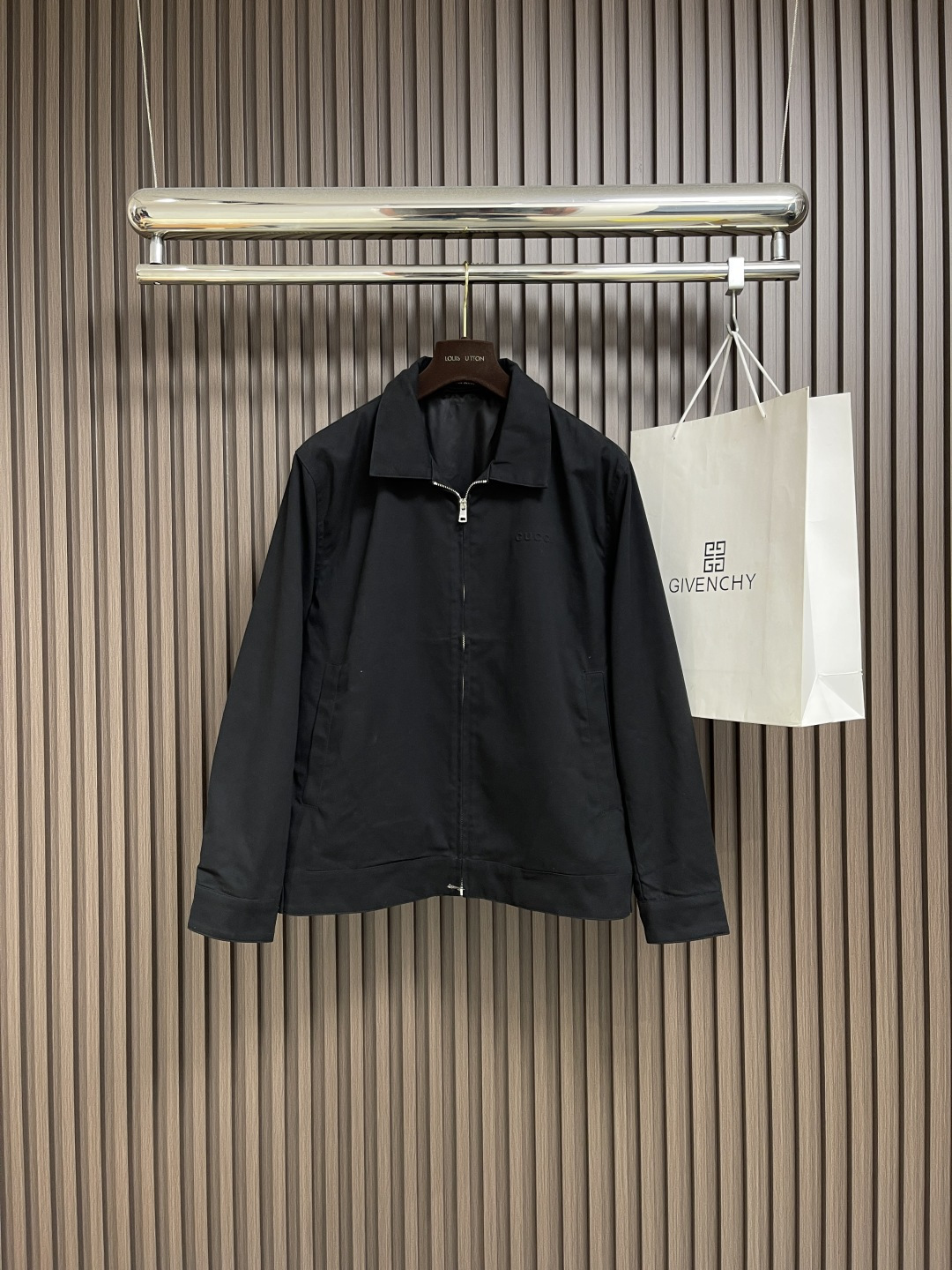 NO:518336,Gucci 2025SS new casual jacket, the most worth buying classic jacket, simple, low-key, luxurious and outdated imprinted pattern decoration, is undoubtedly a fashion item that many fans cannot refuse!  The details are exquisite and detailed, exuding charming brand charm!  Customized original double zippers and decorated with classic logo embellishments, which are very spectacular!  First-class and precise styling design, three-dimensional and stylish upper body, no age limit. Size M-XXL, gucci, jackets & coats, alexander wang19860909Gucci 2025SS秋冬新款休闲外套,最值得入手的一款经典外套,简单低调奢华不过时的压印图案装饰,无疑是众多粉丝无法拒绝的时尚单品！细节精湛细致,散发着迷人的品牌魅力！客供定制原厂双拉链,并饰有经典的标志点缀,非常具有规格感！一流精准的版型设计,上身立体有型,没有年龄限制.尺码M-XXL,,gucci,jackets & coats,alexander wang,Men's clothing