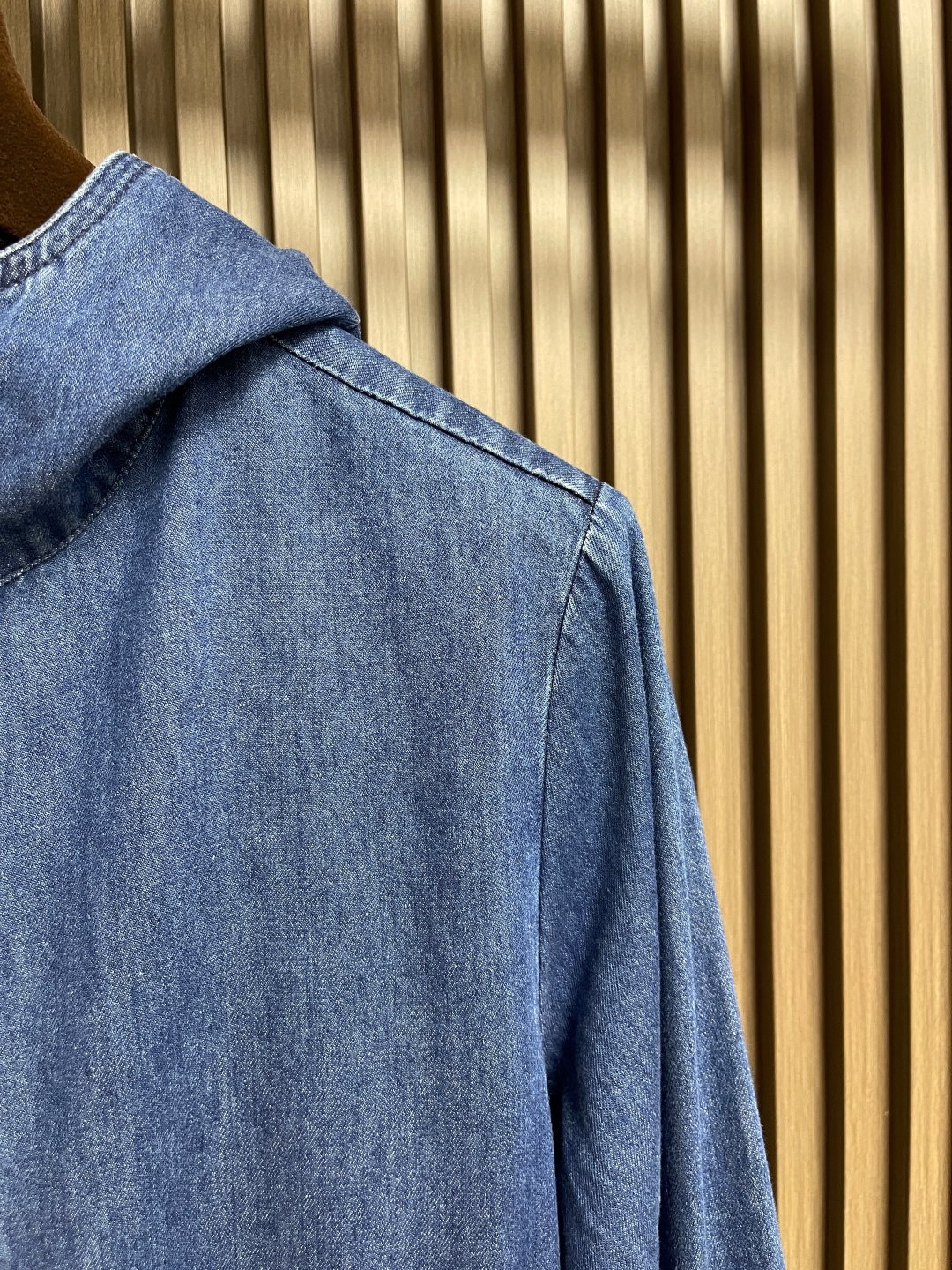 🛒🛒kiton 复古蓝休闲撞色纽扣连帽牛仔衬衣 一年四季可穿的百搭牛仔  合身略宽松版型 较为合体的穿着